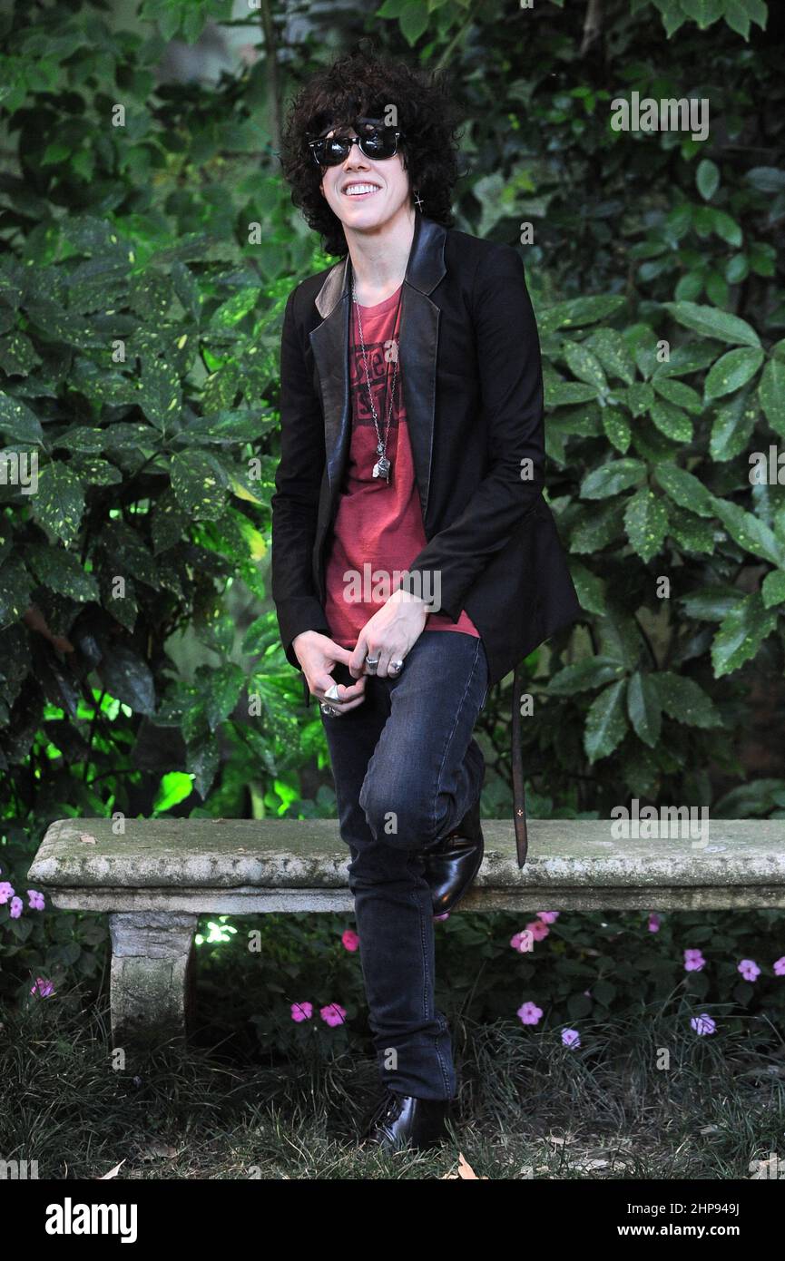 Milano Italia 2012-07-16: Sessione fotografica del cantante americano LP, Laura Pergolizzi, all'Hotel Manin prima della vetrina Foto Stock