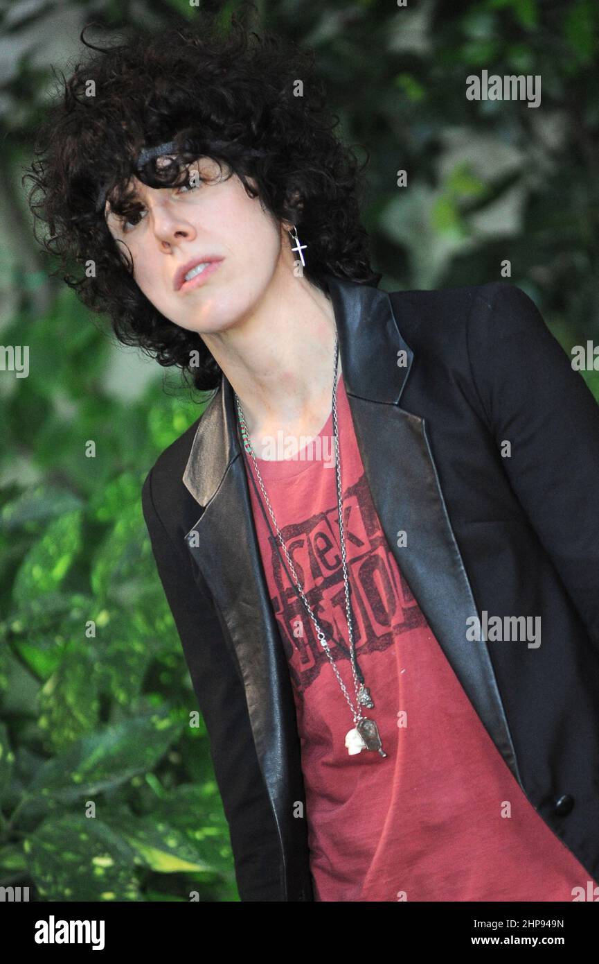 Milano Italia 2012-07-16: Sessione fotografica del cantante americano LP, Laura Pergolizzi, all'Hotel Manin prima della vetrina Foto Stock