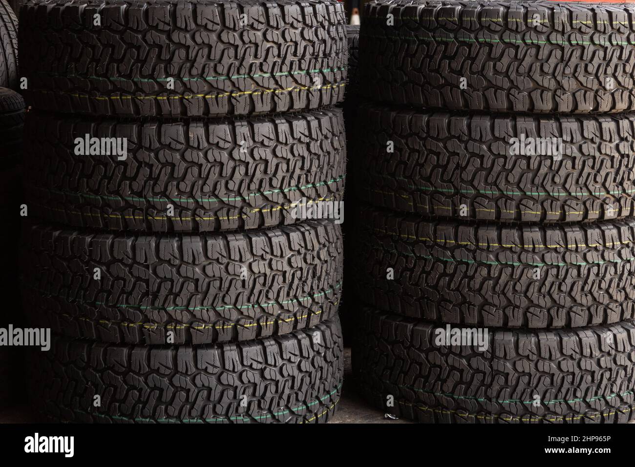 Goiânia, Goias, Brasile – 19 febbraio 2022: Texture di alcuni pneumatici impilati per essere venduti in un negozio specializzato. Pneumatici in gomma. Foto Stock