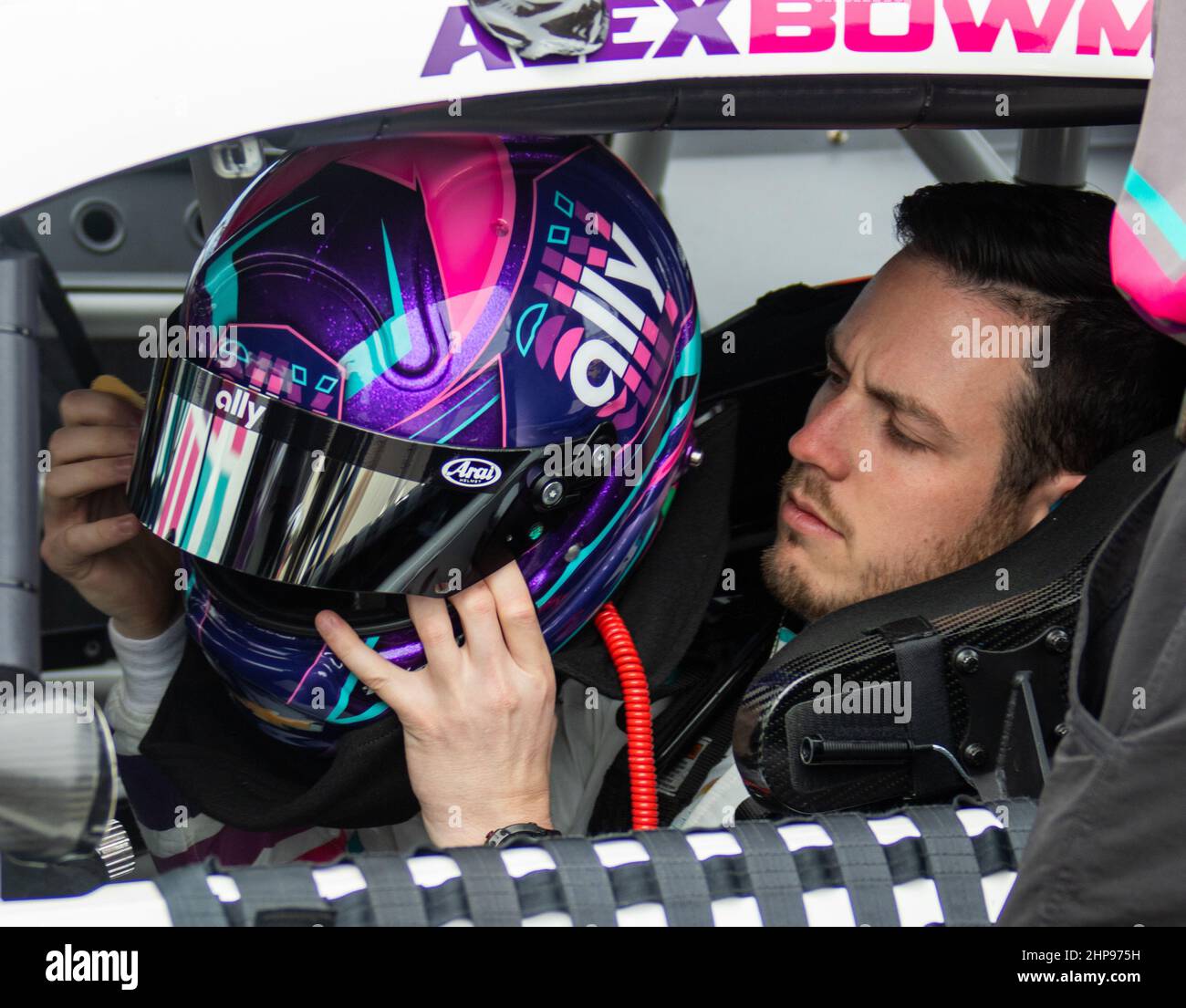 Daytona, Stati Uniti. 19th Feb 2022. Alex Bowman si prepara per la sua ultima pratica per la 2022 Daytona 500, sabato 19 febbraio 2022 a Daytona, Florida. Foto di Edwin Locke/UPI Credit: UPI/Alamy Live News Foto Stock