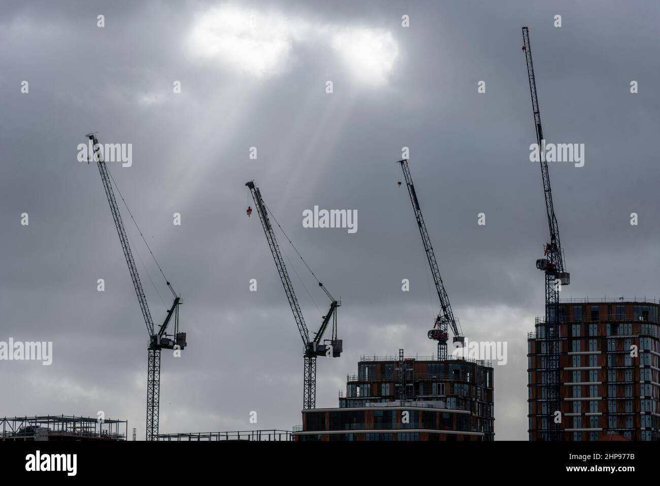 18/02/2022. Londra, Regno Unito. Le gru di cantiere su un cantiere sono influenzate dai forti venti della TEMPESTA EUNICE che ha colpito il centro di Londra. L'ufficio MET ha emesso un avvertimento rosso per il sud-ovest dell'Inghilterra che consiglia alle persone di rimanere al chiuso. Foto Stock