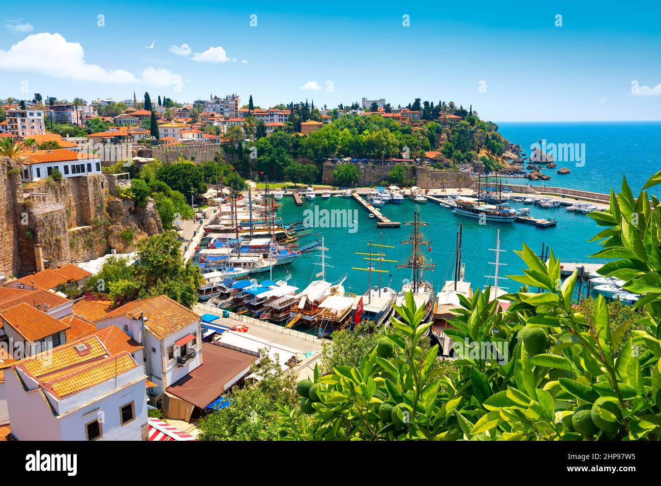 Porto nella città vecchia di Antalya o Kaleici in Turchia Foto Stock