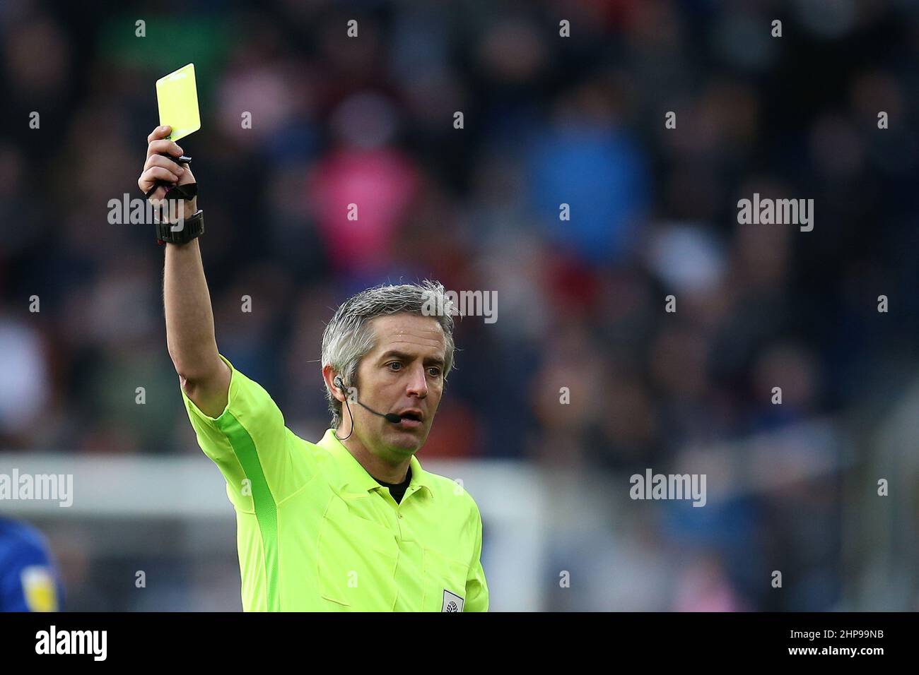 Cardiff, Regno Unito. 19th Feb, 2022. L'arbitro Darren Bond guarda. EFL Skybet Championship Match, Cardiff City contro Blackpool al Cardiff City Stadium di Cardiff, Galles, sabato 19th febbraio 2022. Questa immagine può essere utilizzata solo a fini editoriali. Solo per uso editoriale, licenza richiesta per uso commerciale. Nessun uso in scommesse, giochi o un singolo club/campionato/player pubblicazioni. pic di Andrew Orchard/Andrew Orchard sport fotografia/Alamy Live news credito: Andrew Orchard sport fotografia/Alamy Live News Foto Stock