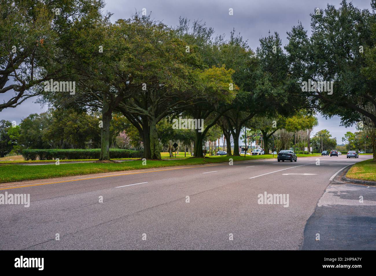 Orlando, Florida - 6 febbraio 2022: Vista grandangolare di Hiawassee Road in un giorno nuvoloso con traffico leggero su di esso. Foto Stock