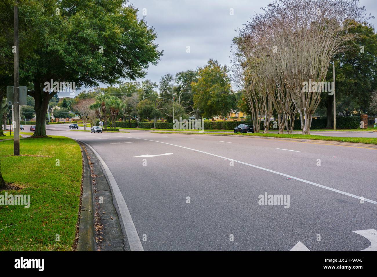 Orlando, Florida - 6 febbraio 2022: Vista grandangolare di Hiawassee Road in un giorno nuvoloso con traffico leggero su di esso. Foto Stock