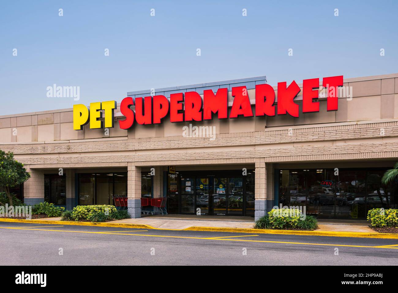 Orlando, Florida - 6 febbraio 2022: Vista ampia orizzontale dell'edificio esterno del supermercato PET Store, situato su Hiawassee Rd. A Orlando, Florida. Foto Stock