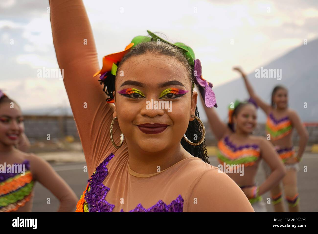 Ritratto di un Teenager latino del Nicaragua vestito e ballato in abbigliamento comparsa in un evento tradizionale nel paese. Foto Stock