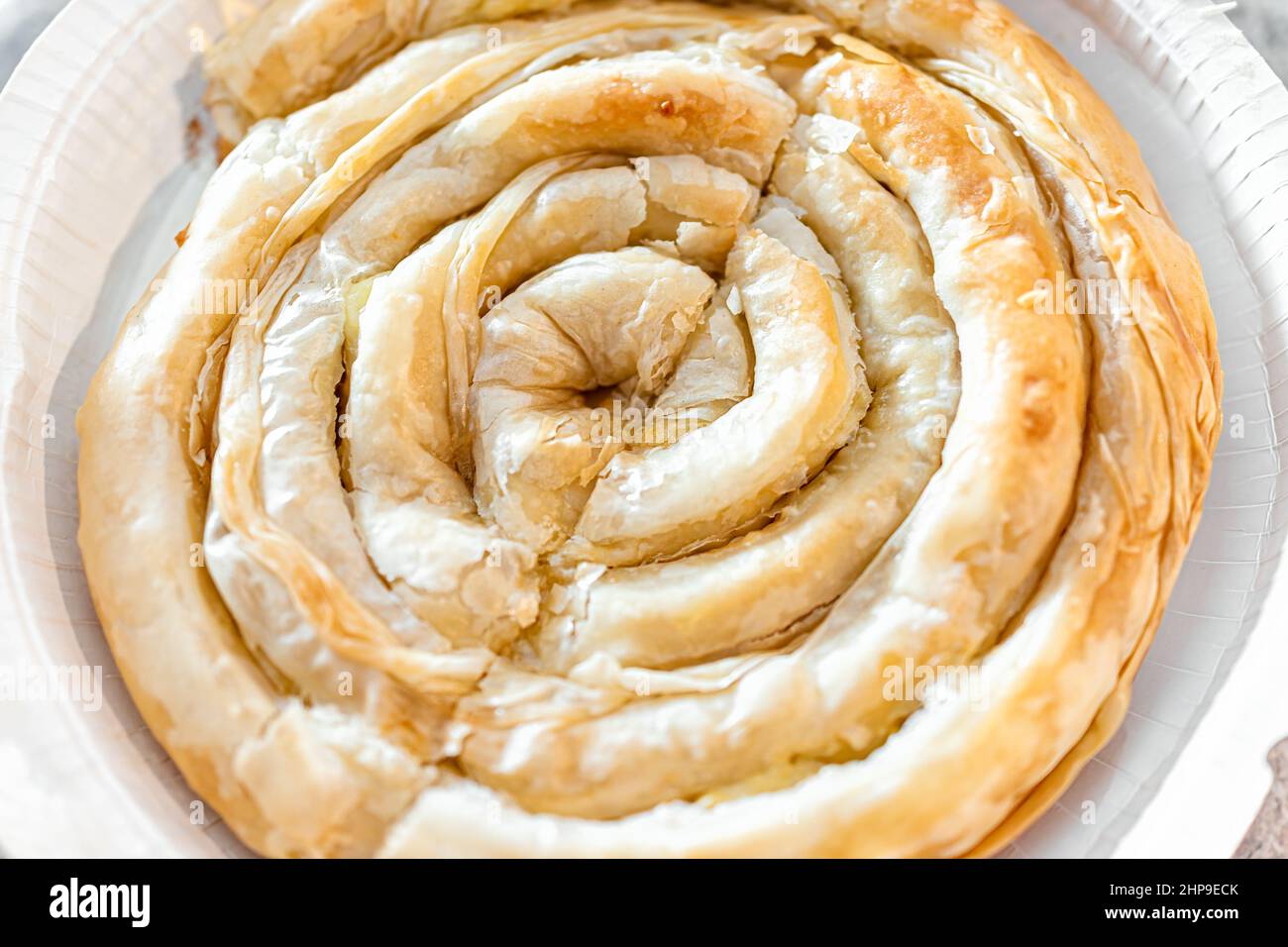 Primo piano sopra vista del vassoio di pasta filo come surgelato pasto cotto storecomperato come tradizionale formaggio greco spirale cibo Grecia Foto Stock