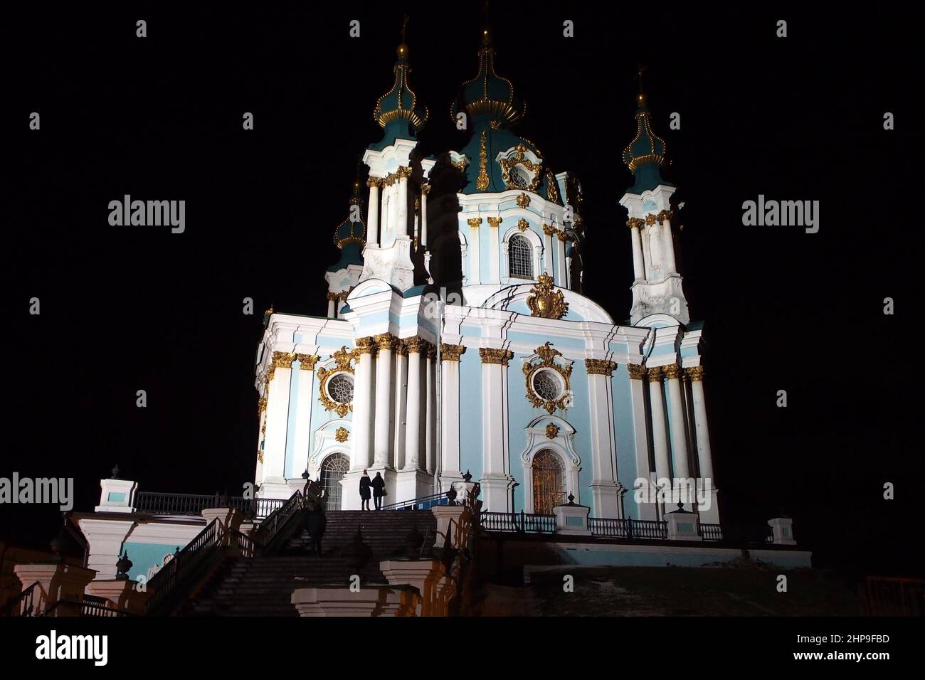 Chiesa di Sant'Andrea, costruita nel 1747-1754, progettata da Bartolomeo Rastrelli, esempio di barocco elisabettiano, illuminata di notte, Kiev, Ucraina Foto Stock