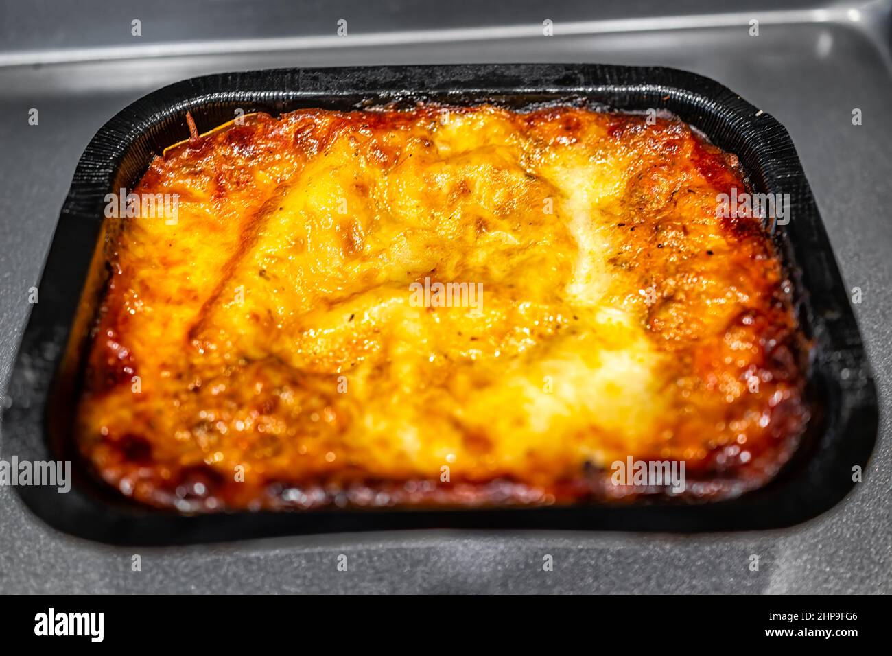 Pacchetto lasagne di carne italiana vassoio TV surgelato da pranzo cotto in  forno o forno a microonde con formaggio fuso e contenitore di plastica nera  Foto stock - Alamy