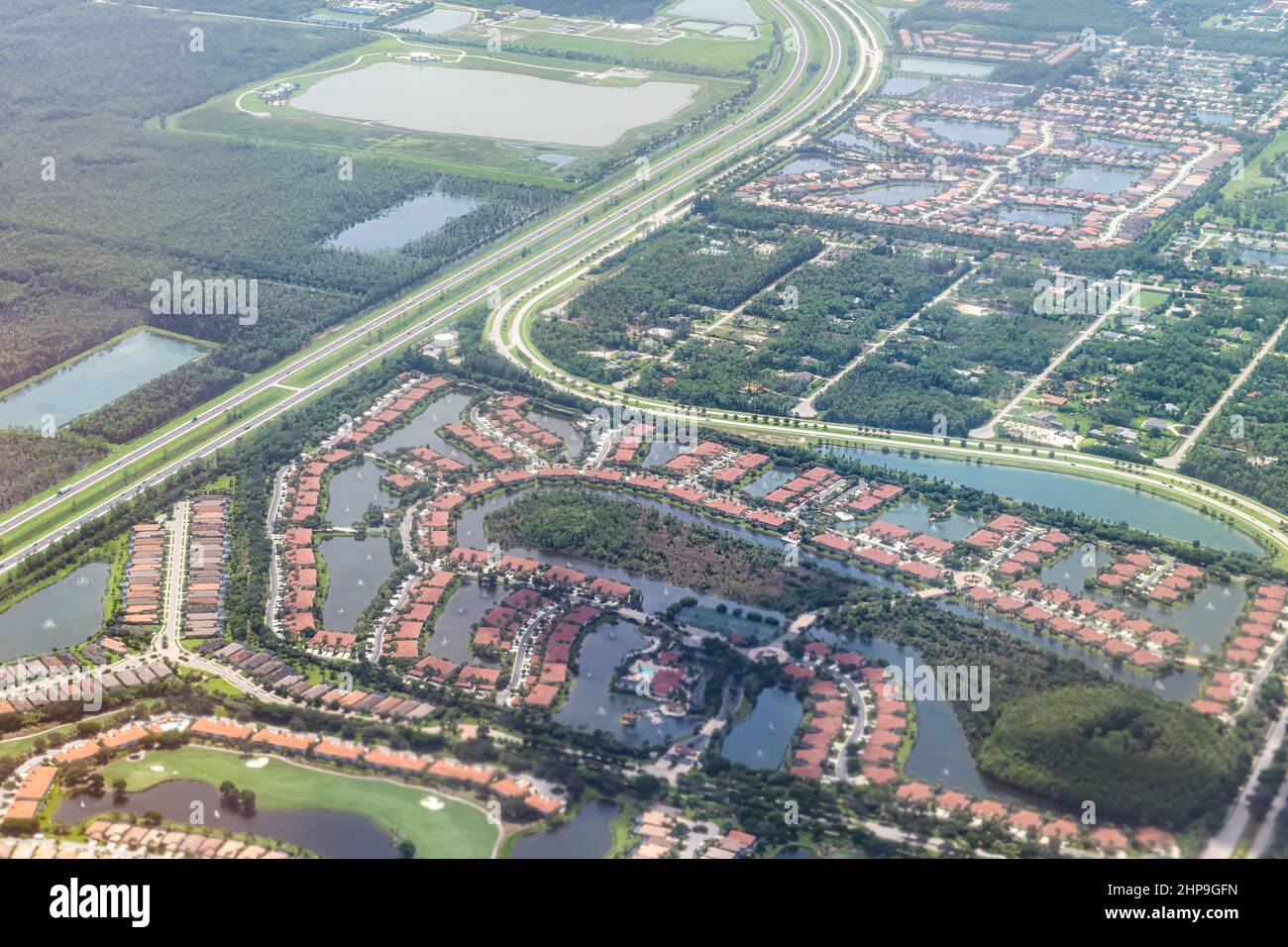 Aeroplano finestra volo pov aereo alto angolo di vista residenziale quartiere sviluppo case edifici a Fort Myers, Florida Stati Uniti d'America con Sahara dus Foto Stock