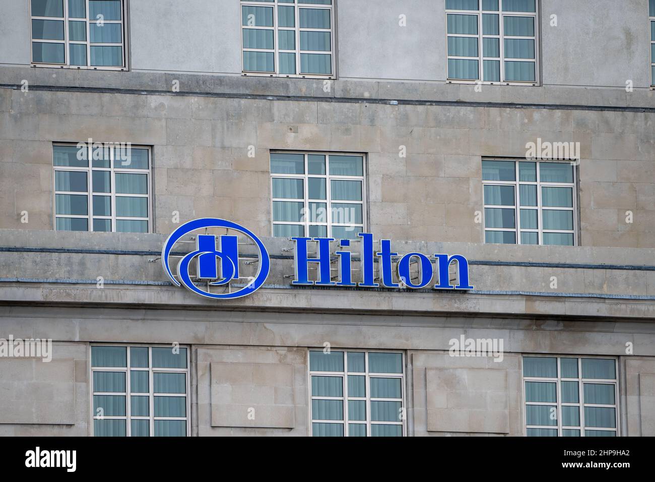 Un primo piano del cartello Hilton Hotel all'Hilton Hotel di Cardiff, Galles, Regno Unito. Foto Stock
