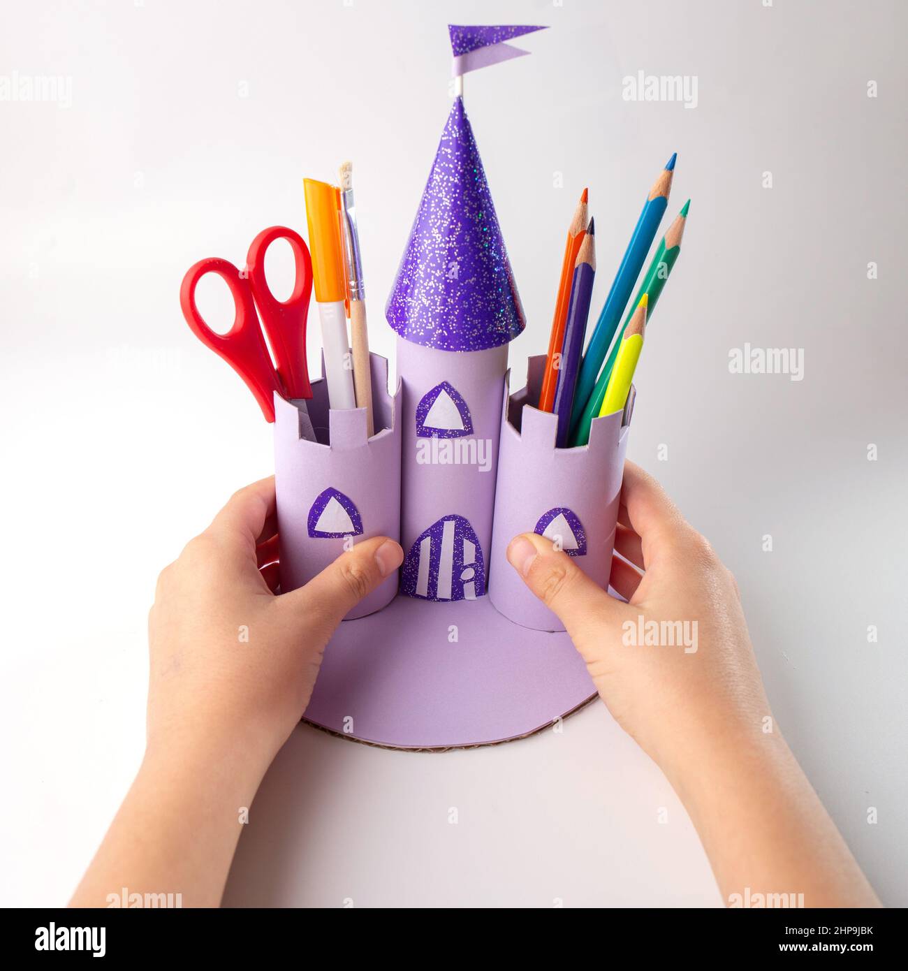 Fai da te artigianato della carta per bambini, come fare un castello,  artigianato fatto in casa da materiali riciclati Foto stock - Alamy