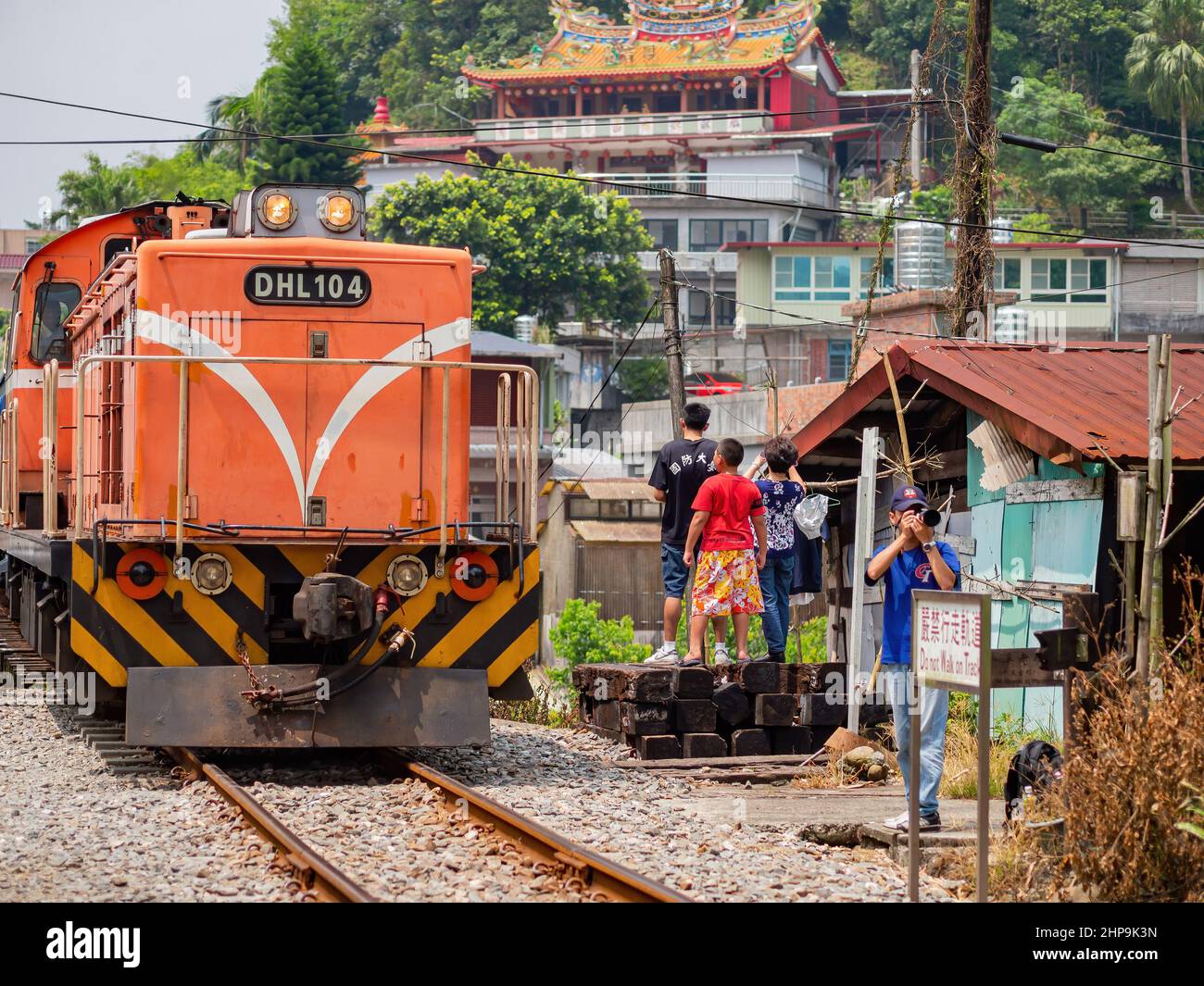 New Taipei City, SEP 4 2011 - fotografo che fotografa il treno Tze-Chiang Limited Express che entra nella piattaforma Foto Stock