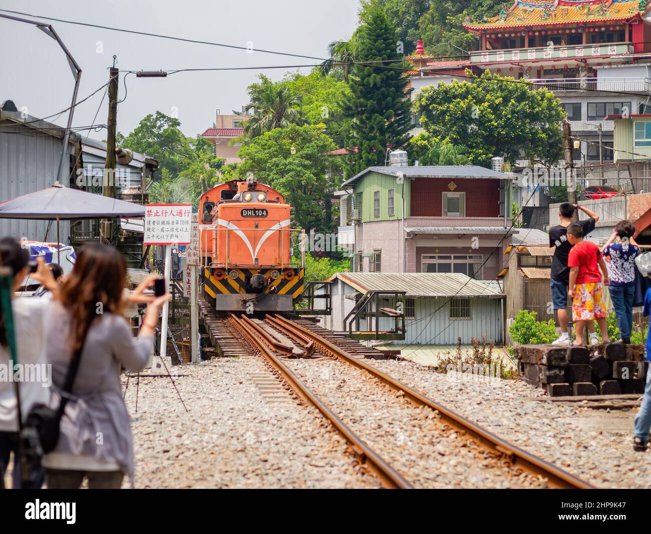 New Taipei City, SEP 4 2011 - fotografo che fotografa il treno Tze-Chiang Limited Express che entra nella piattaforma Foto Stock