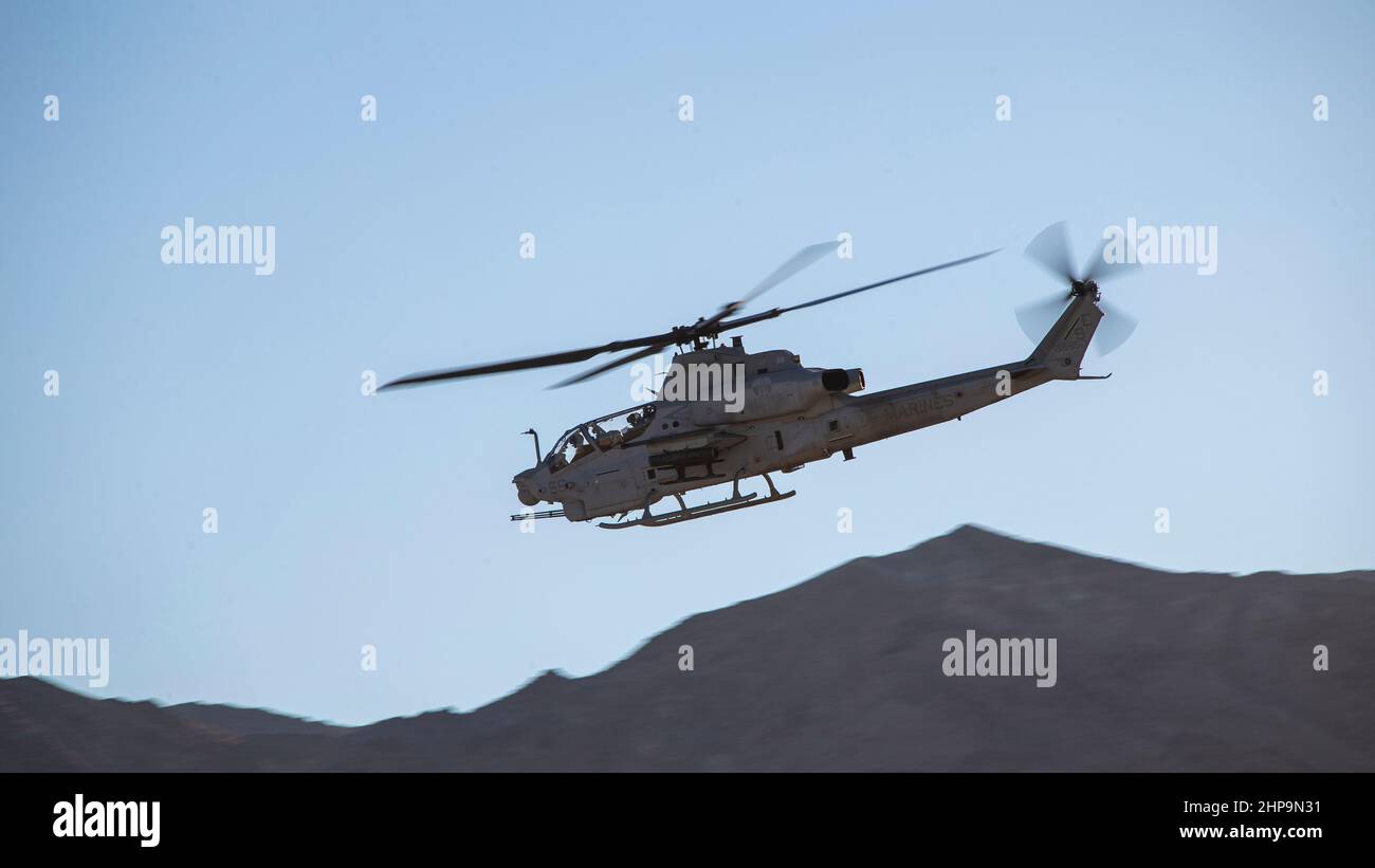 A Marine Corps Bell AH-1 Cobra con Marine Light Attack Helicopter Squadron 469, Marine Aircraft Group 13, 3rd Marine Aircraft Wing, conduce un attacco simulato di razzo e pistola durante Marine Air Ground Task Force Warfighting Exercise 1-22 presso Marine Corps Air Ground Combat Center, Twentynine Palms, California, ottobre 28, 2021. Il corpo Marino degli Stati Uniti e il PG-UAE mantengono una stretta relazione attraverso impegni e programmi di formazione bilaterali persistenti, migliorando la capacità reciproca di condurre operazioni antiterrorismo, proteggere infrastrutture critiche e sostenere la difesa nazionale. (STATI UNITI Mar Foto Stock