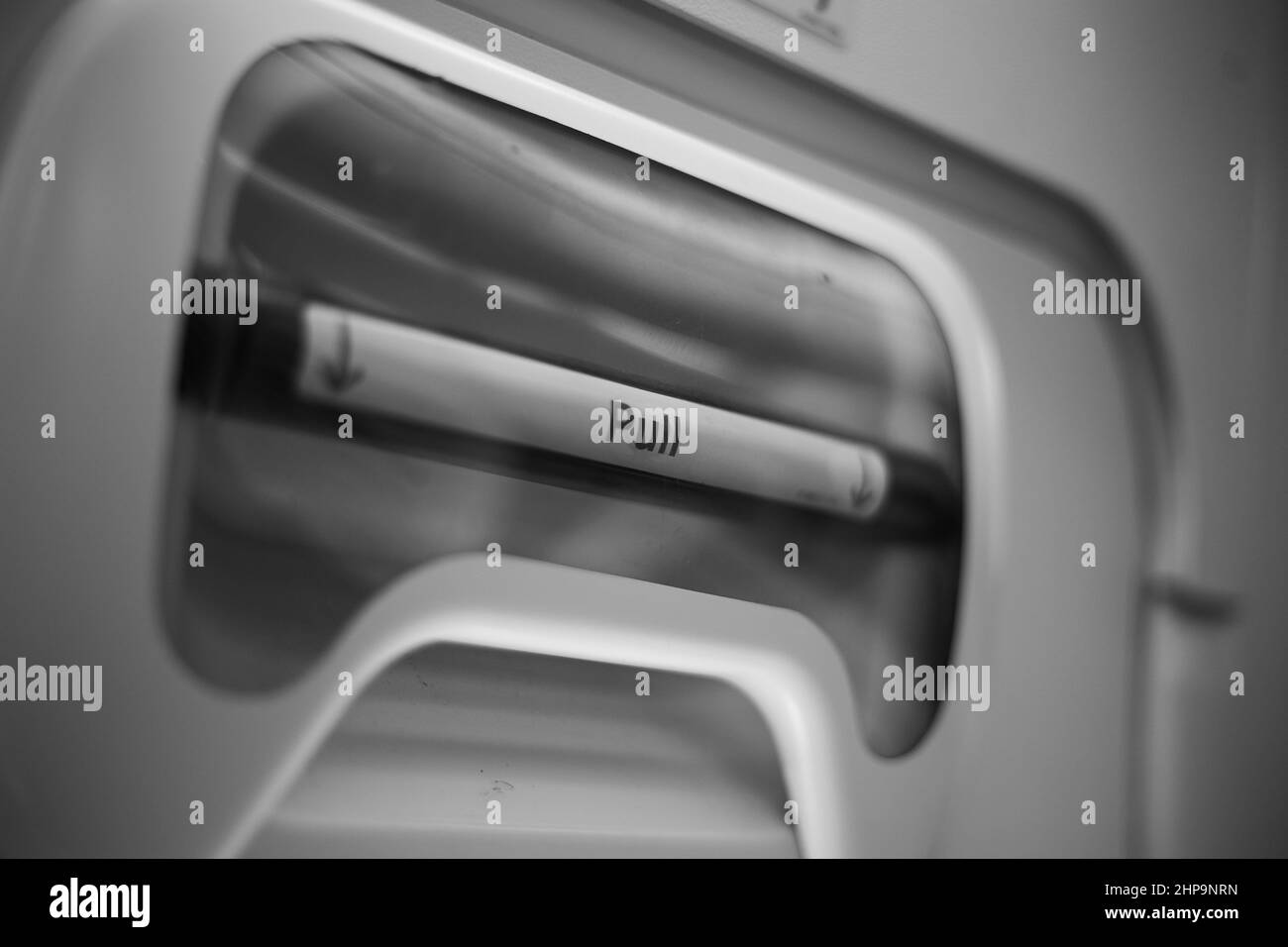 Uscita di emergenza all'interno dell'aereo passeggeri Foto Stock