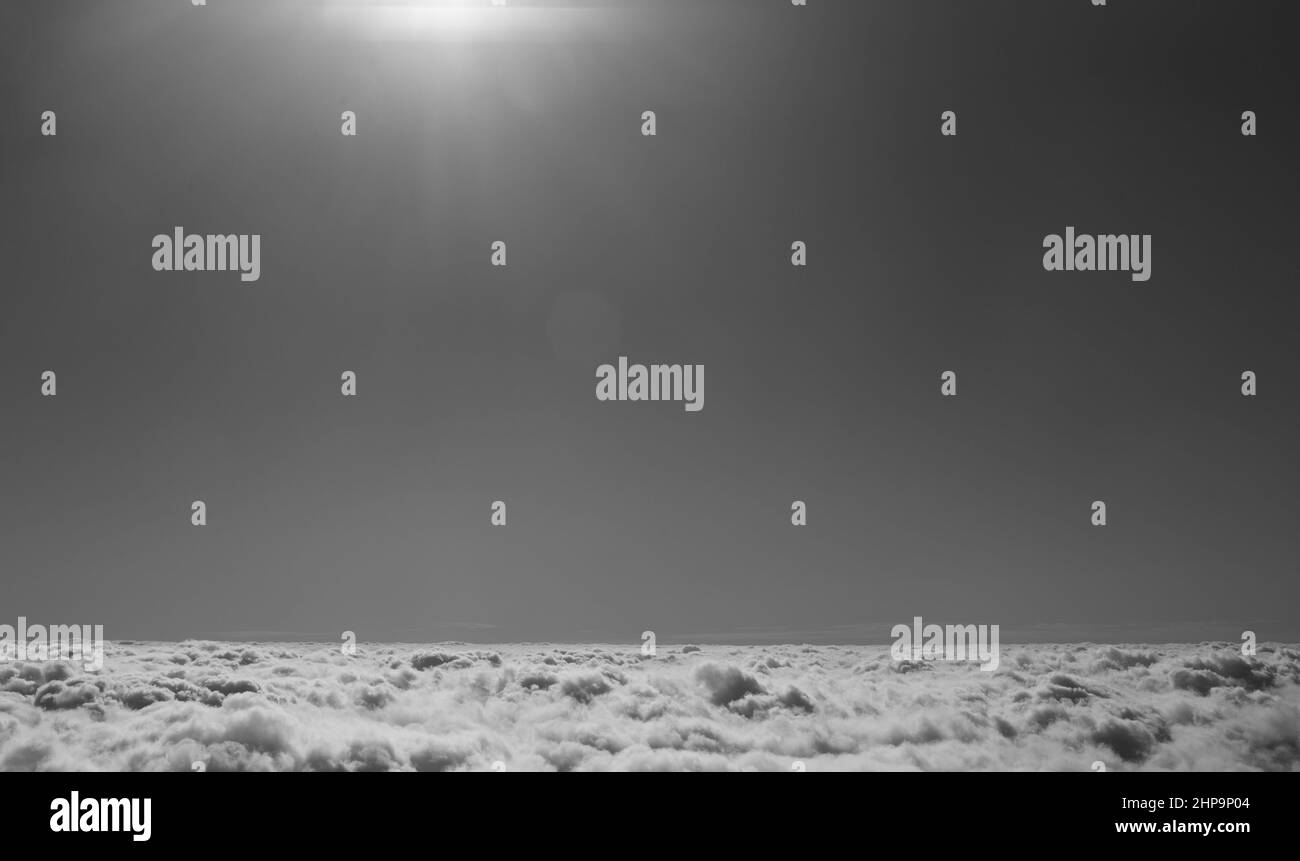 Vista panoramica dalla finestra dell'aereo passeggero foto in bianco e nero Foto Stock