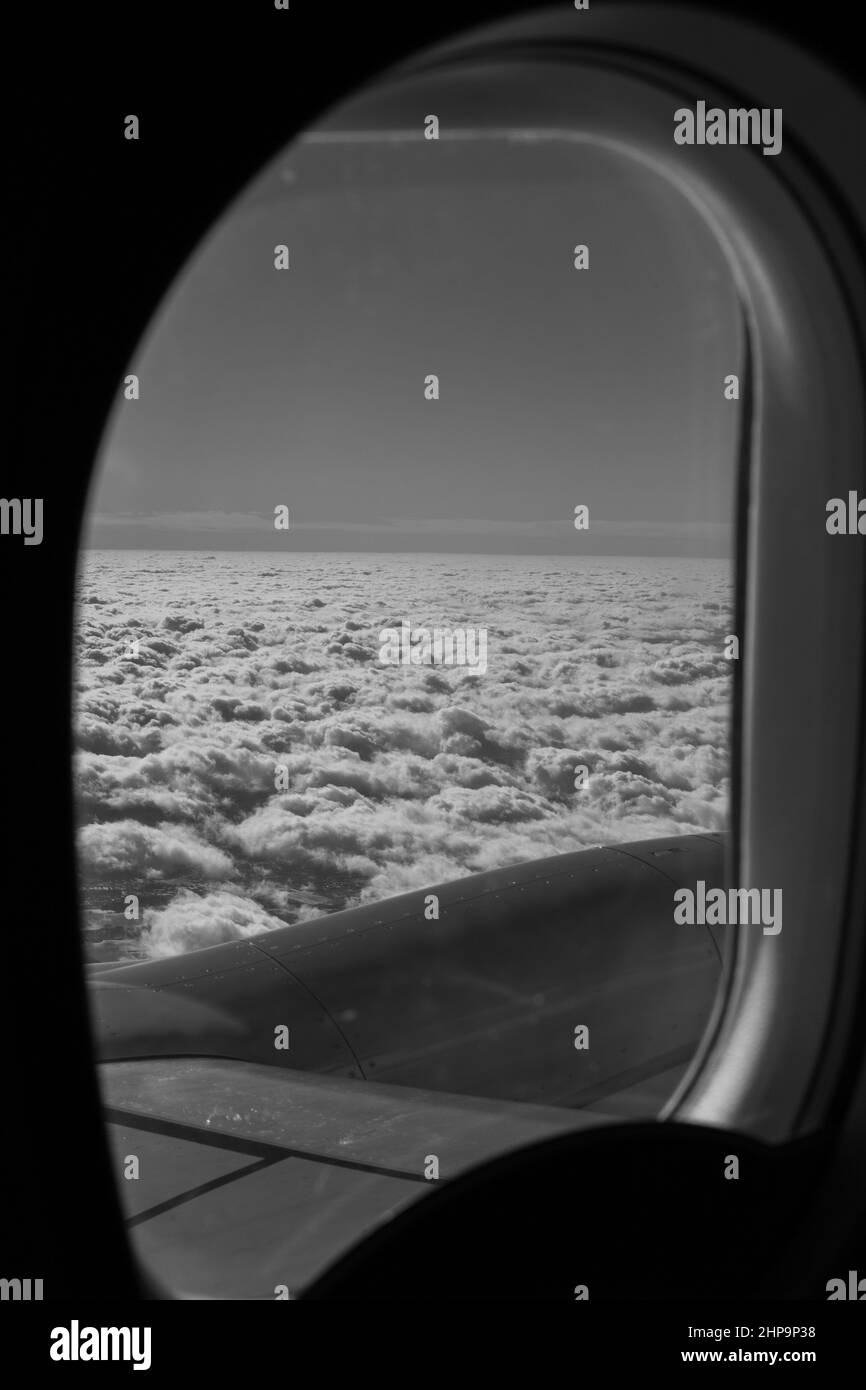 Vista panoramica dalla finestra dell'aereo passeggero foto in bianco e nero Foto Stock