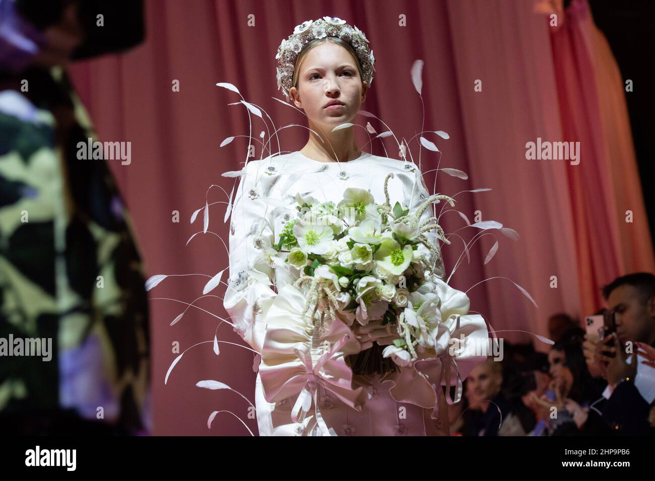 Londra, Regno Unito. 19 febbraio 2022. Model Lila Grace Moss Hack in passerella durante la sfilata Richard Quinn alla Lindley Hall di Londra, durante la London Fashion Week 2022. Data foto: Sabato 19 febbraio 2022. Il credito fotografico dovrebbe essere: Matt Crossick/Empics/Alamy Live News Foto Stock