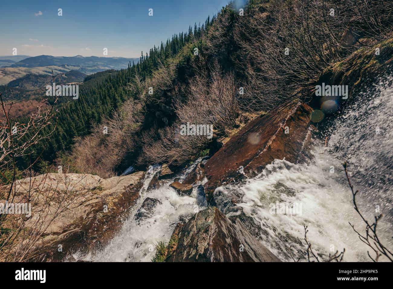 Un primo piano di una montagna innevata Foto Stock