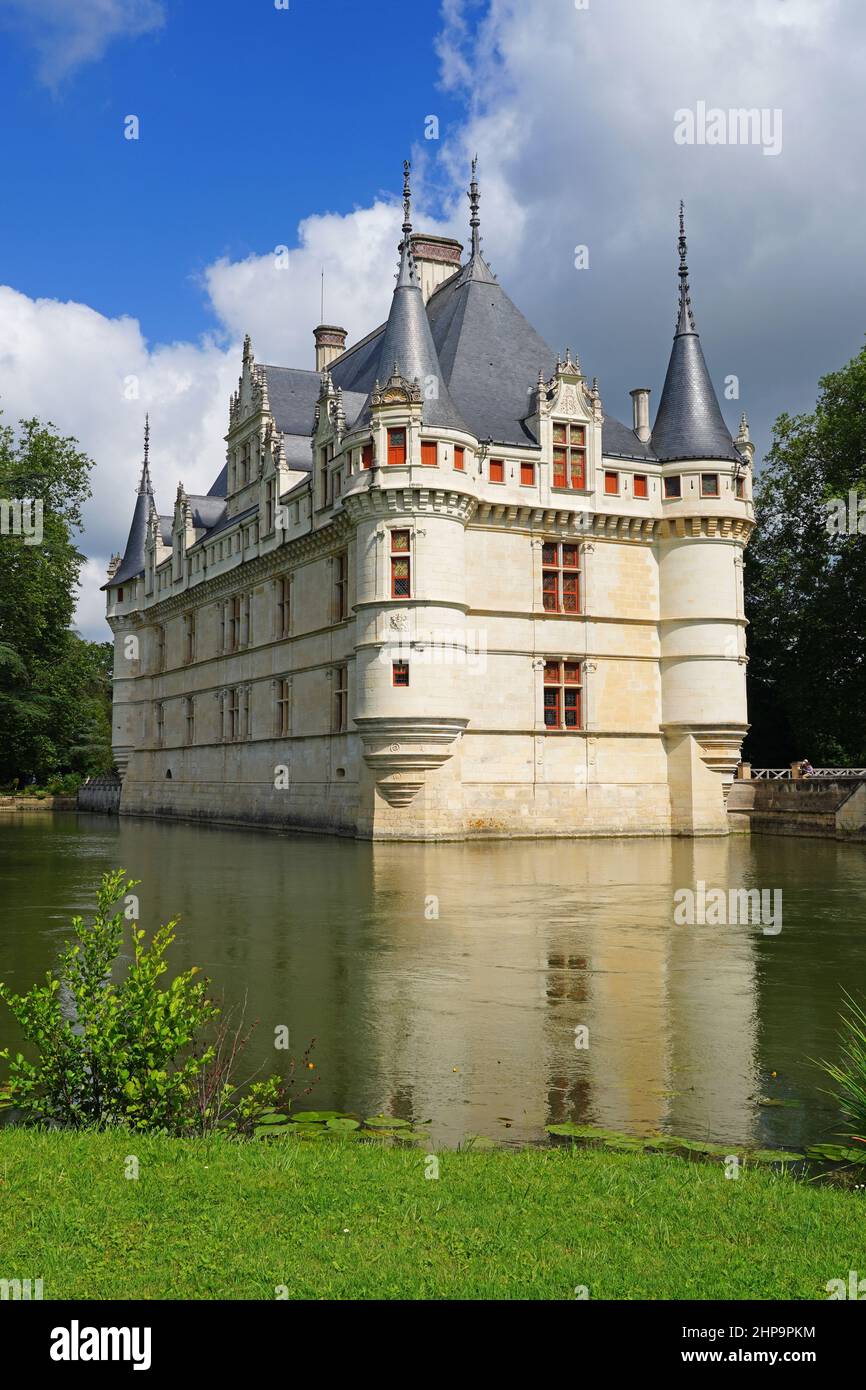 AZAY-LE-RIDEAU, FRANCIA -24 GIU 2021- Vista del castello d'Azay-le-Rideau, un castello di architettura rinascimentale francese di riferimento situato sul fiume Indre in Foto Stock