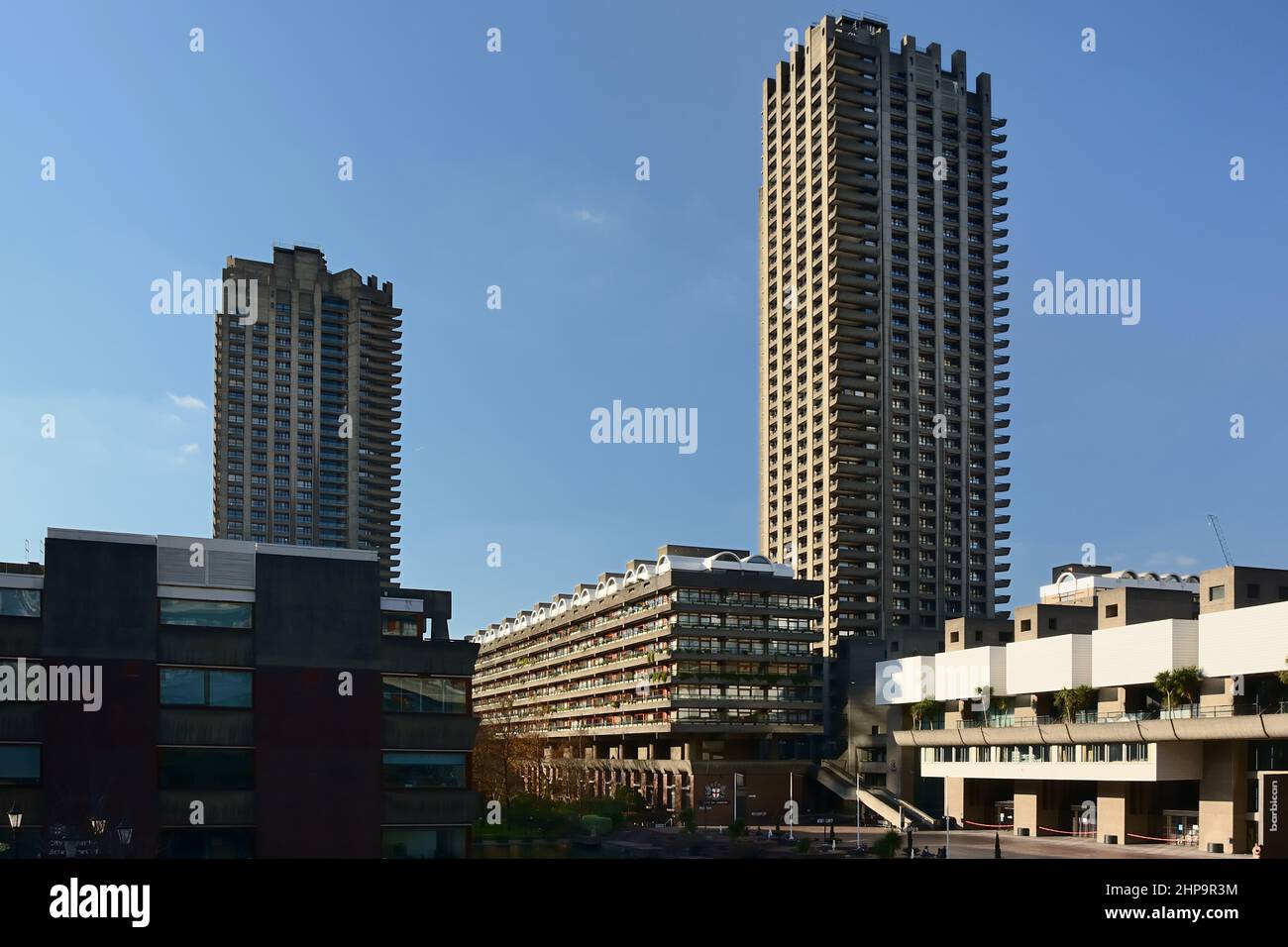 Il Barbican Centre, terrazza sul lago con le torri residenziali di Barbican Estate sullo sfondo, City of London Foto Stock