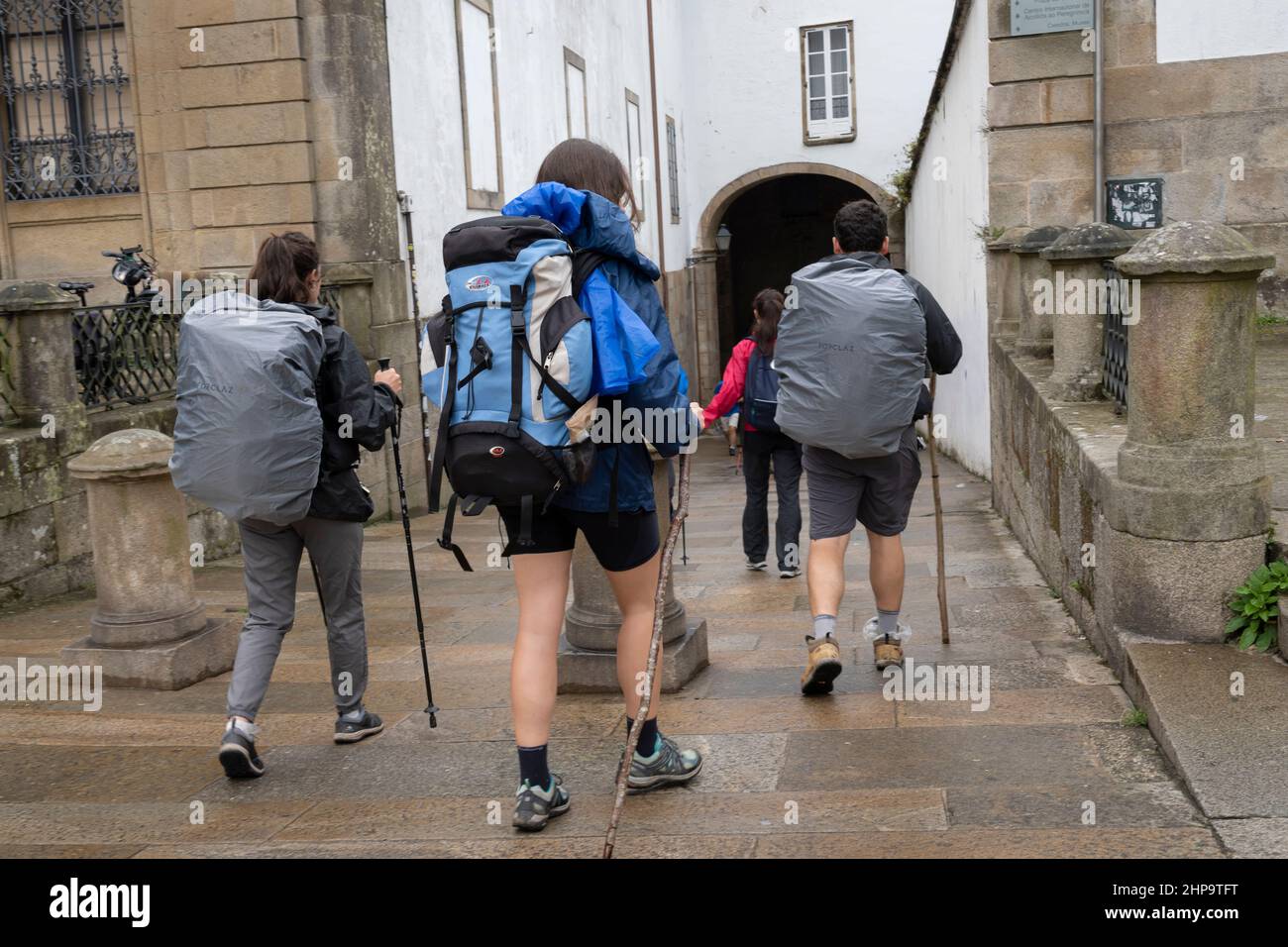 Un gruppo di pellegrini entra a Praza da Obradoiro mentre si avvicina alla Cattedrale di Santiago de Compostela a Santiago de Compostela, Spagna. La città è Th Foto Stock