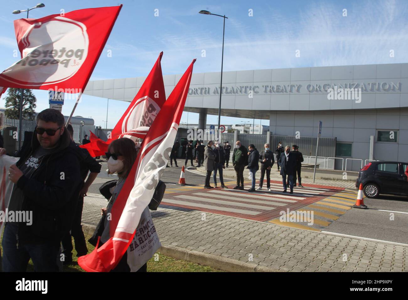 Giugliano, Italia. 19th Feb 2022. Movimento sit-pacifista .sit-in alla porta della sede NATO Lago Patria. (Credit Image: © Salvatore Esposito/Pacific Press via ZUMA Press Wire) Foto Stock