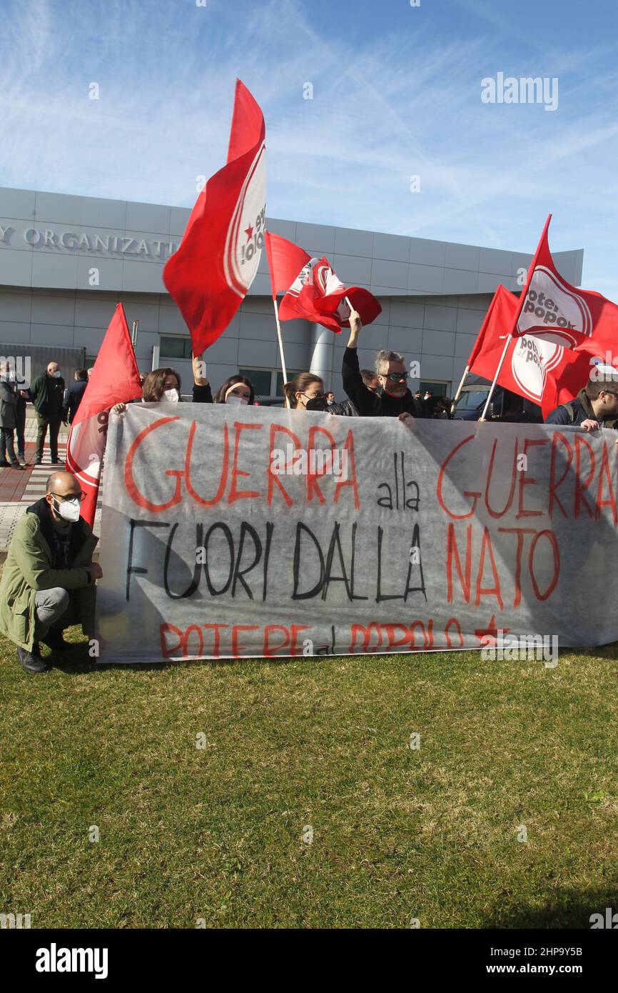 Giugliano, Italia. 19th Feb 2022. Movimento sit-pacifista .sit-in alla porta della sede NATO Lago Patria. (Credit Image: © Salvatore Esposito/Pacific Press via ZUMA Press Wire) Foto Stock