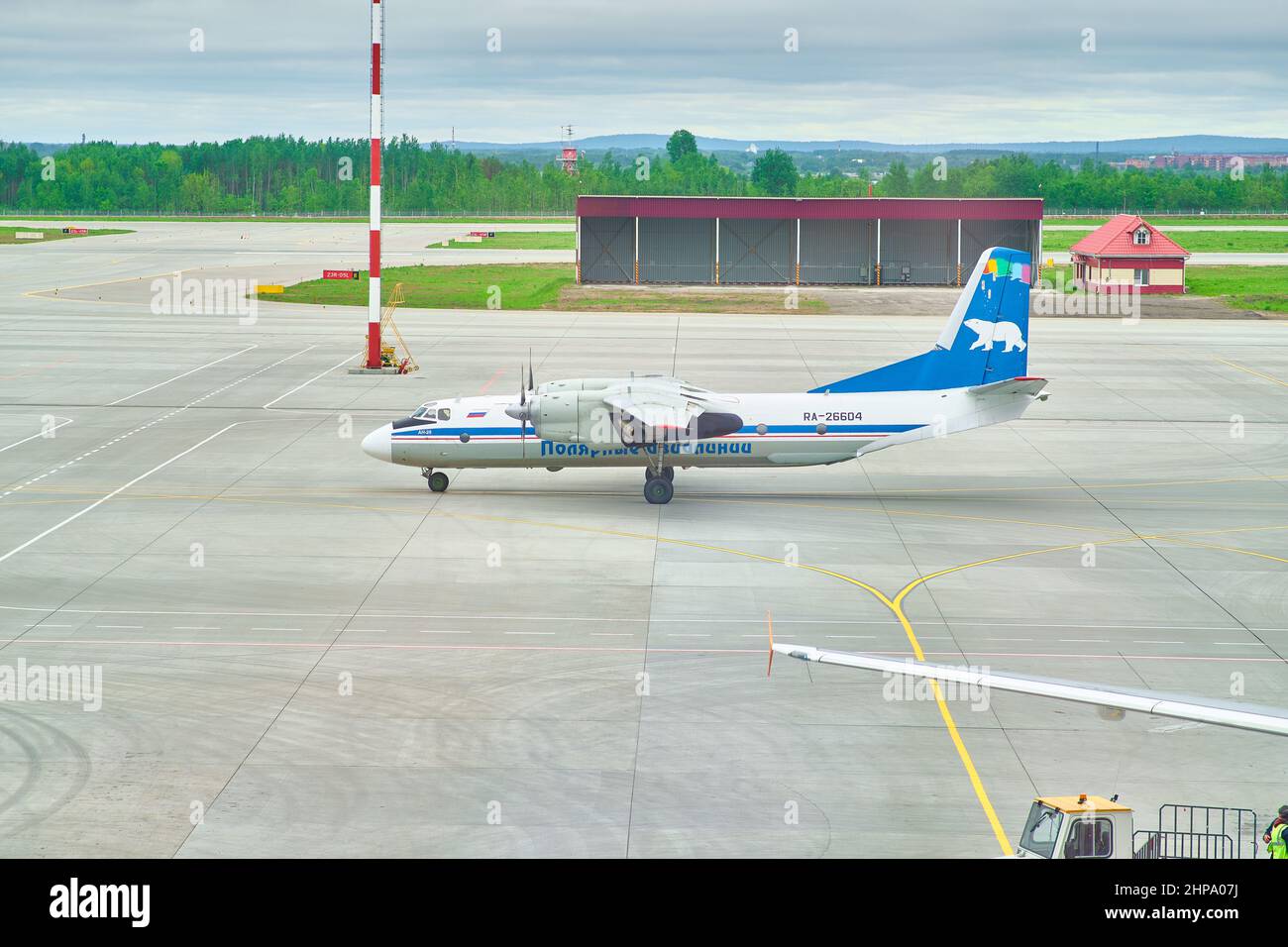 KHABAROVSK, RUSSIA - 26 maggio 2021: Antonov AN-26 - 4506 RA-26604 Polyarnye Avialinii viaggiando lungo la pista dell'aeroporto Khabarovsk Novy. Foto Stock