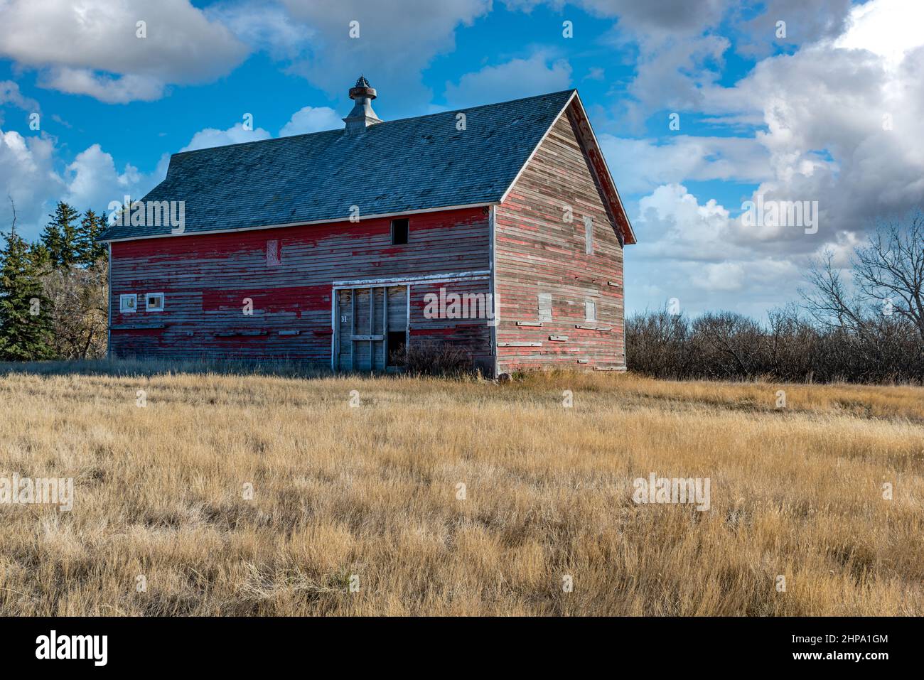 Fienile abbandonato sulle praterie di Saskatchewan Foto Stock