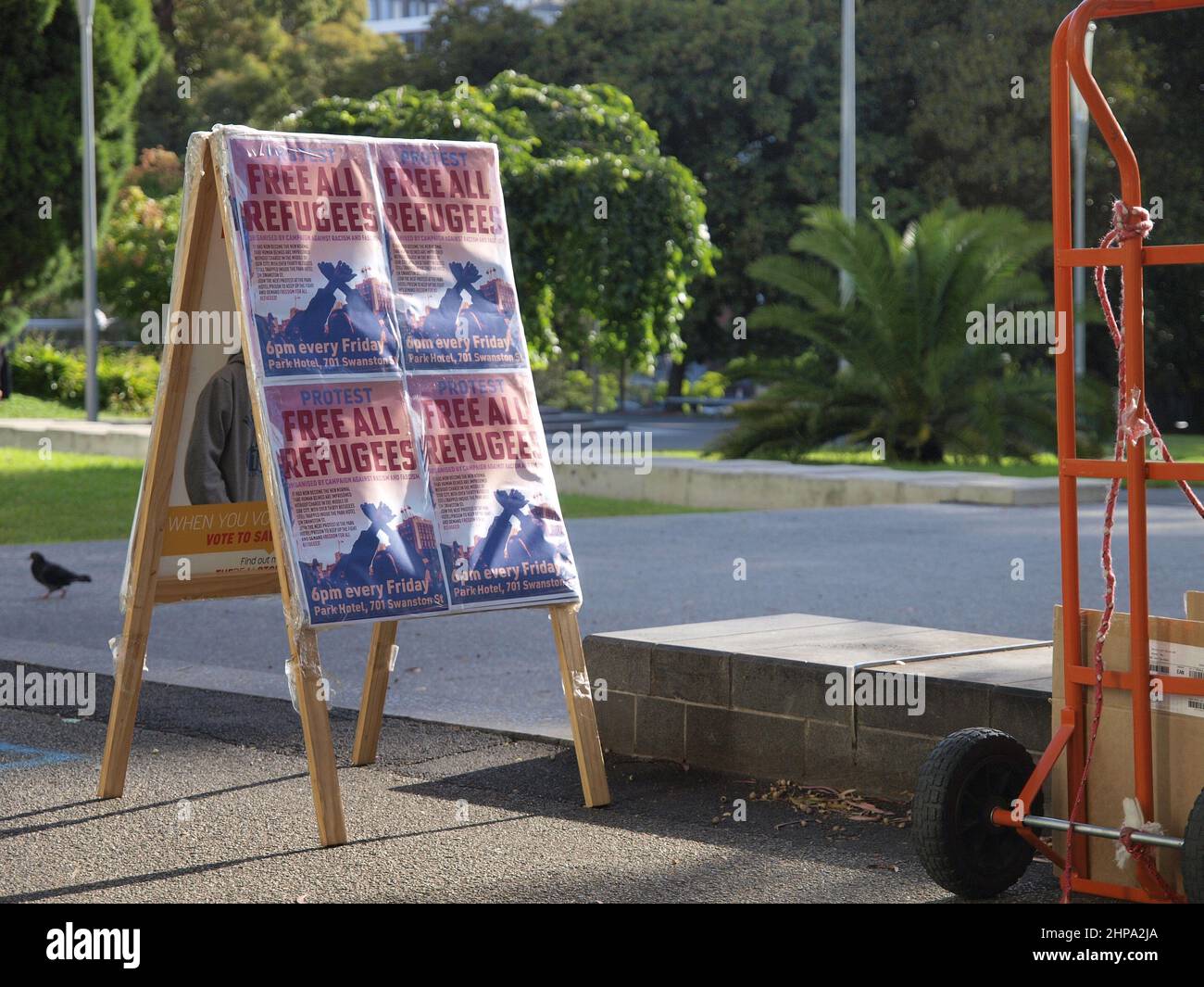 Un cartello si trova davanti al Carlton Park Hotel di Melbourne, utilizzato come centro di detenzione per l'immigrazione, e promuove le proteste settimanali per i rifugiati nel sito. Foto Stock