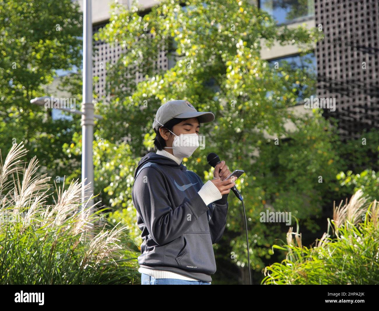 Un manifestante parla dei diritti dei rifugiati in Australia e nel mondo intero di fronte al Melbourne's Park Hotel, utilizzato come centro di detenzione per l'immigrazione. Foto Stock