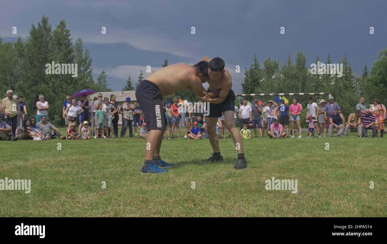 Odinsk, Russia - Giugno 29 2019: Buryat sport nazionale wrestling. Holiday sur Harban. Surkharban Naadam Sagaalgan Shagaa nuovo anno buddista, Naadim, Kosh Foto Stock