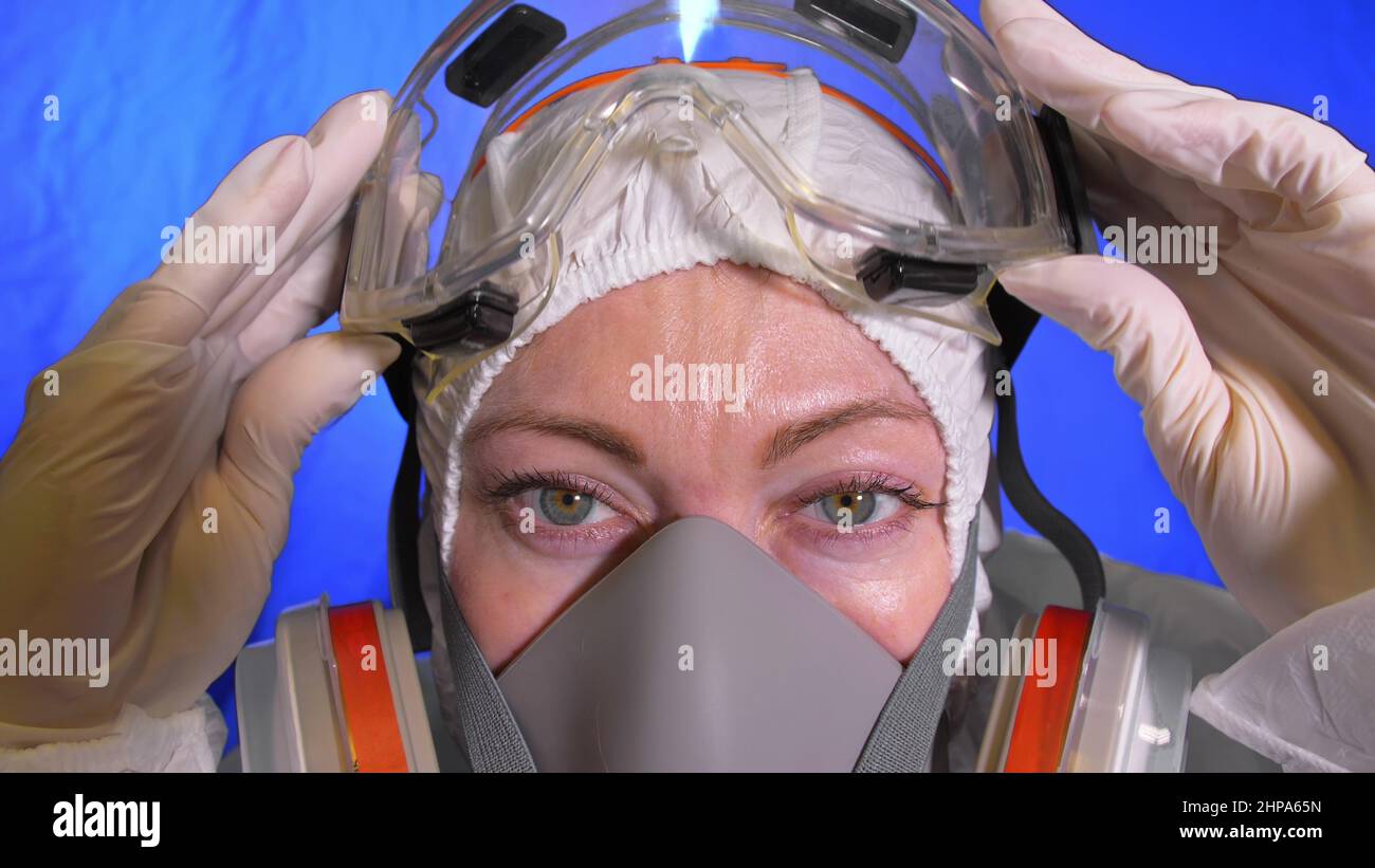 Scienziato virologo in respiratore. Movimento lento. Donna primo piano look indossare maschera medica di protezione. Concetto di sicurezza sanitaria N1H1 virus protezione coro Foto Stock