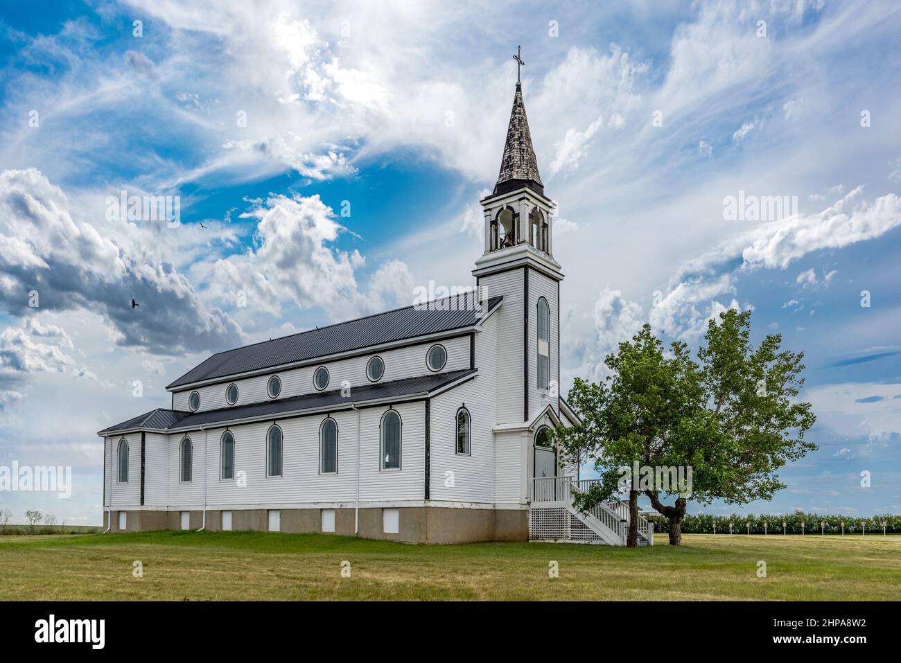 Un cielo drammatico sulla Chiesa cattolica romana di Blumenfeld vicino a leader, SK, Canada Foto Stock