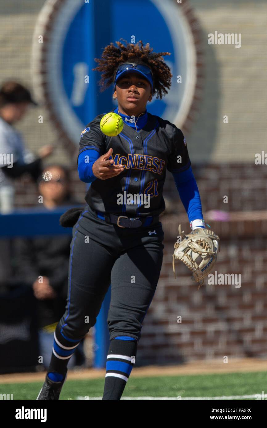 McNeese state Cowgirls terzo baseman Jil Poullard (21) lancia la palla al cerchio dopo aver fatto la finale dalla inning contro North Texas Mean Foto Stock