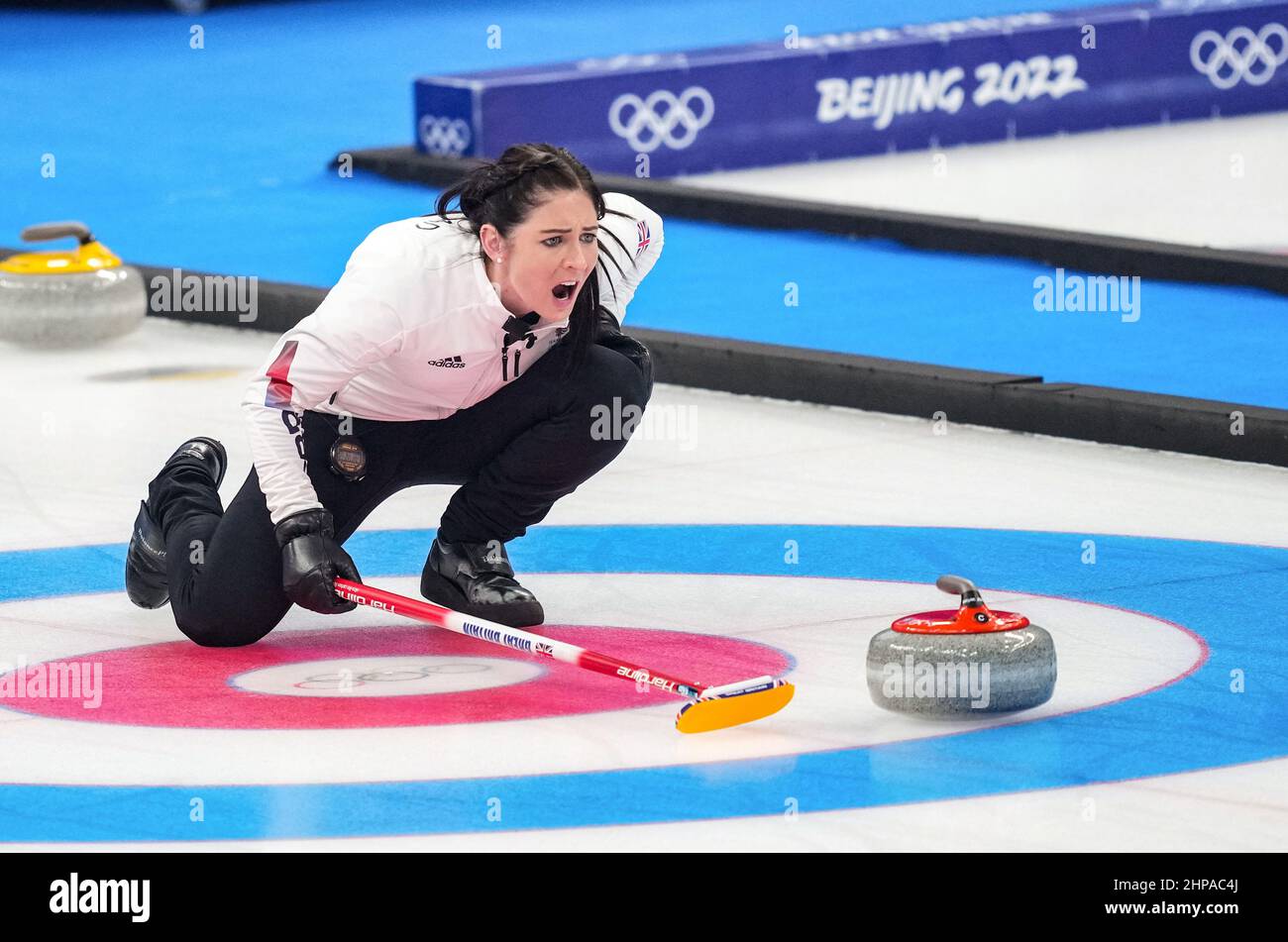Pechino, Cina. 20th Feb 2022. Eve Muirhead della Gran Bretagna compete durante il curling femminile medaglia d'oro di Pechino 2022 Olimpiadi invernali tra Giappone e Gran Bretagna al National Aquatics Center di Pechino, capitale della Cina, 20 febbraio 2022. Credit: Zhou mi/Xinhua/Alamy Live News Foto Stock