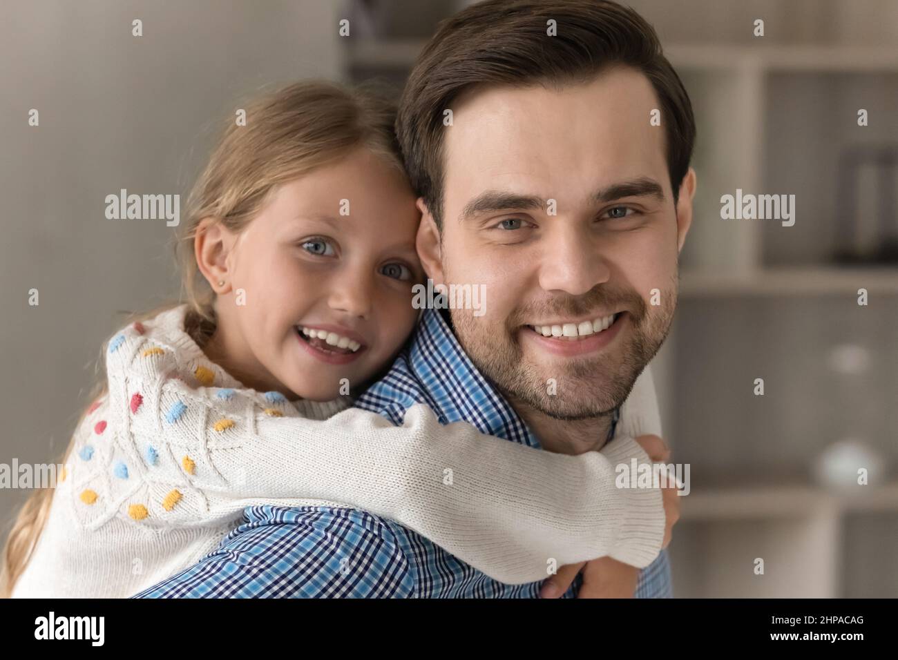 Felice millennial papà piggybacking carino piuttosto piccolo preschool figlia capretto Foto Stock