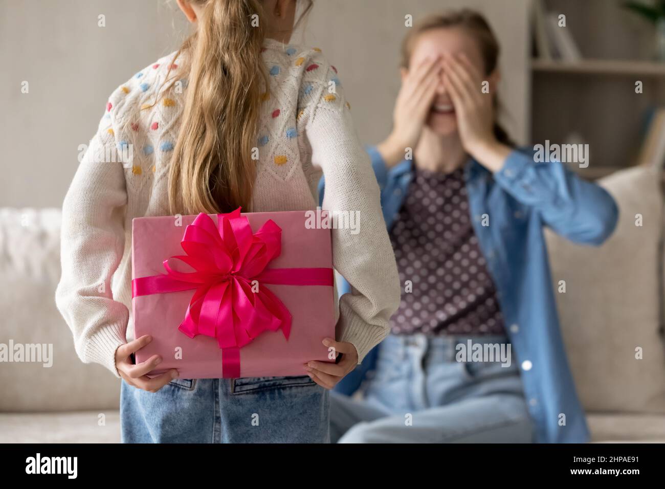 Custodia per bambini, scatola regalo rosa sorpresa nascosta dietro la schiena Foto Stock