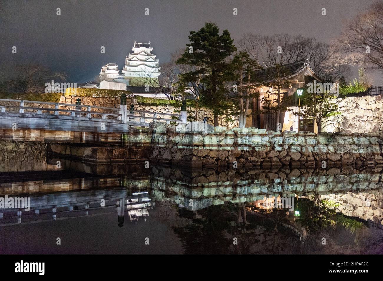 Himeji, Giappone - 7 gennaio 2020. Foto notturna esterna del castello di Himeji in Giappone. Himeji è uno dei pochi castelli giapponesi ancora costruiti tradizionalmente. E' una delle maggiori attrazioni turistiche. Foto Stock