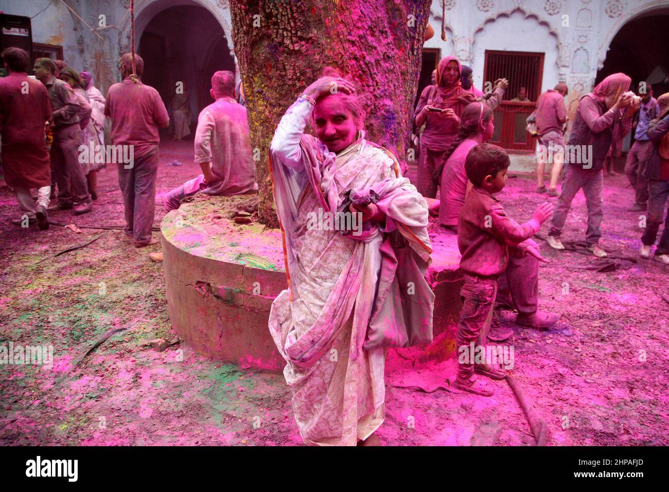 Le donne vedove indiane celebrano il festival Holi in una casa di vecchiaia per le donne vedove a Vrindavan, India nel 2015. Foto Stock