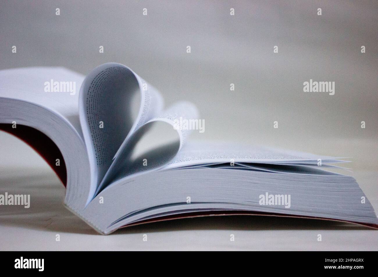 cuore fatto dalle pagine di un libro Foto Stock