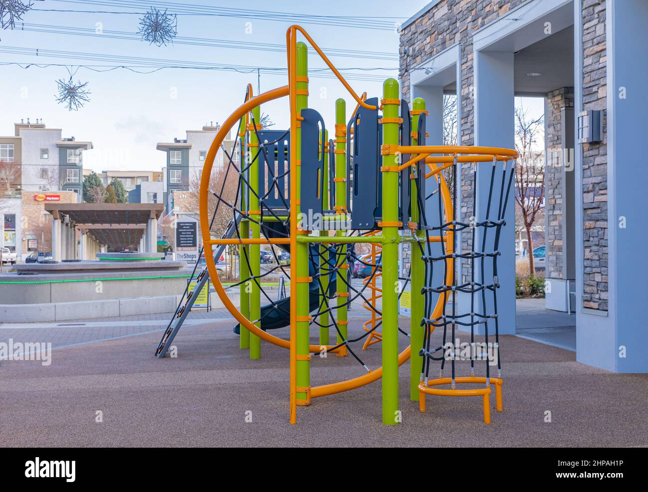 Parco giochi colorato sul cortile. Rivestimento morbido per i parchi giochi dei bambini da briciole di gomma. Foto Stock