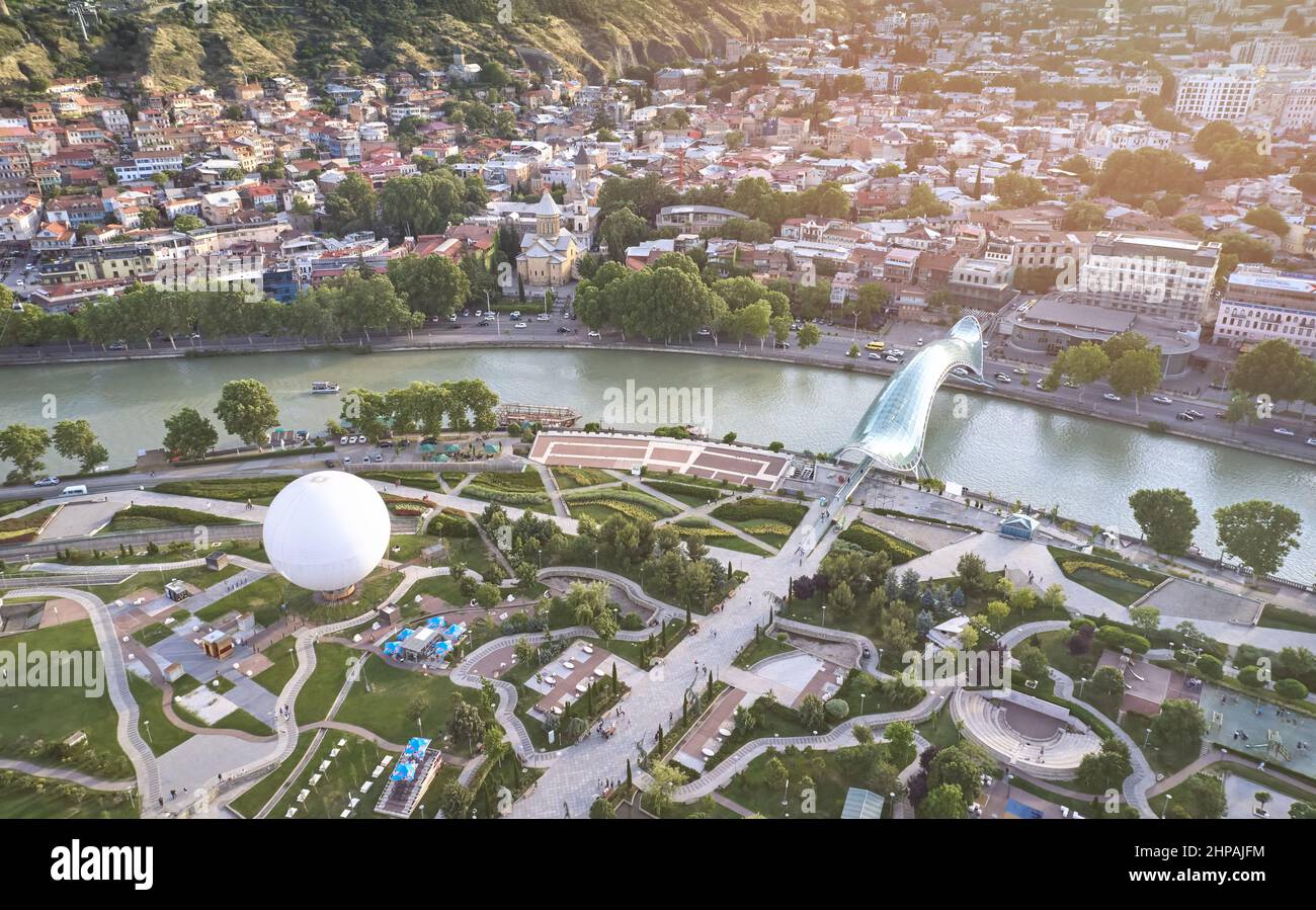 Ponte libertà nella città di Tbilisi vista aerea drone in giorno di sole Foto Stock