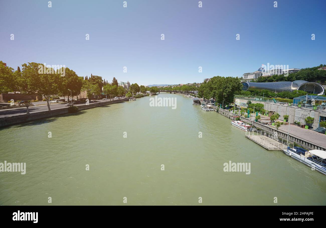 Fiume Kura con barche turistiche in centro in giorno di sole luminoso Foto Stock