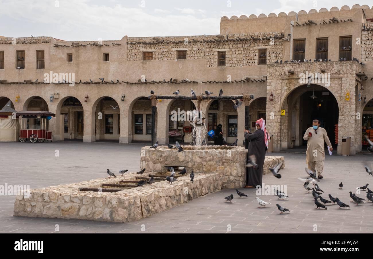 Doha, Qatar - Gennaio 15th 2022: Il vecchio pozzo nella città vecchia di Souq Waqif a Doha, Qatar Foto Stock