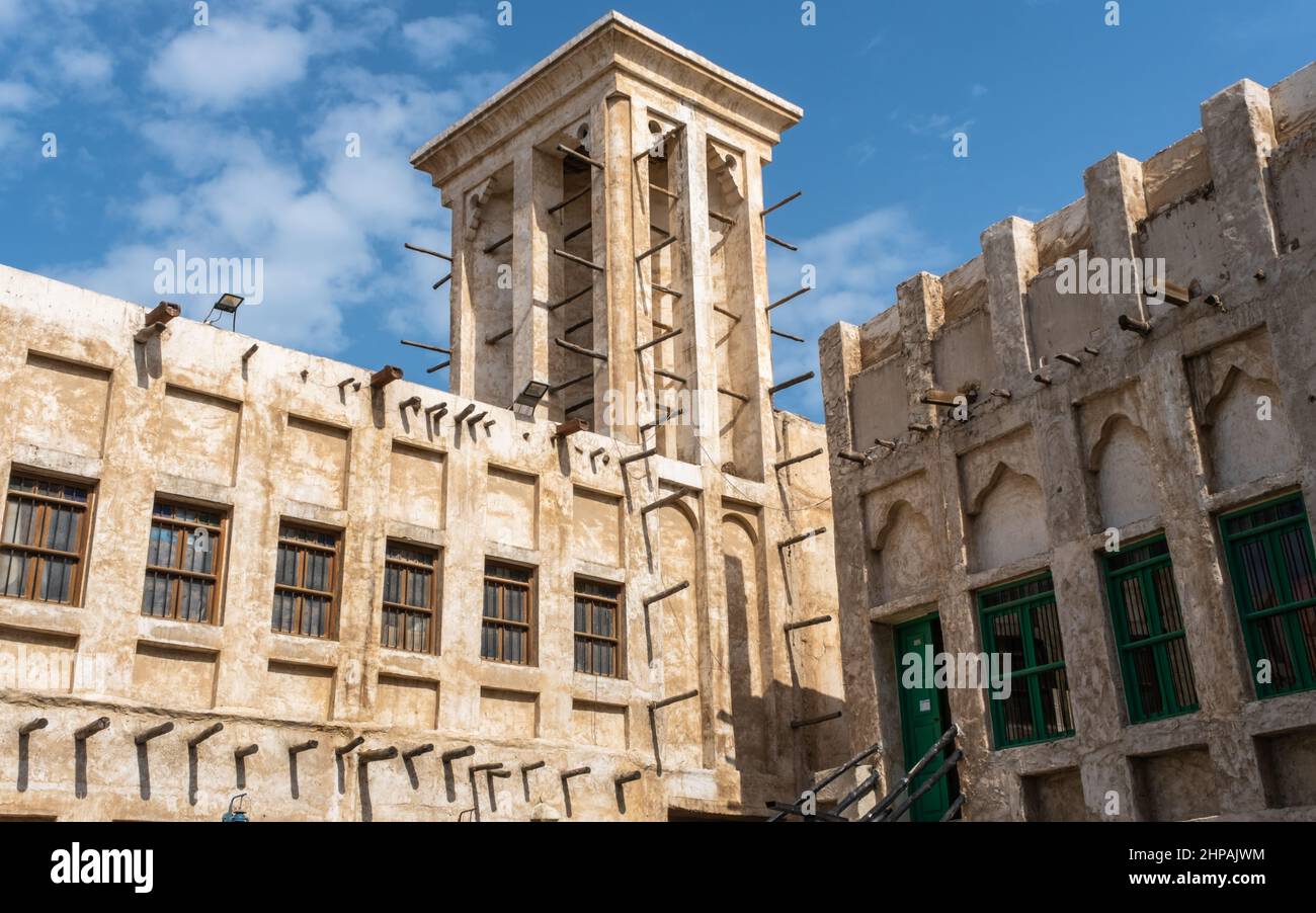 Torre in Souq Waqif con tradizionale architettura qatar mediorientale Foto Stock