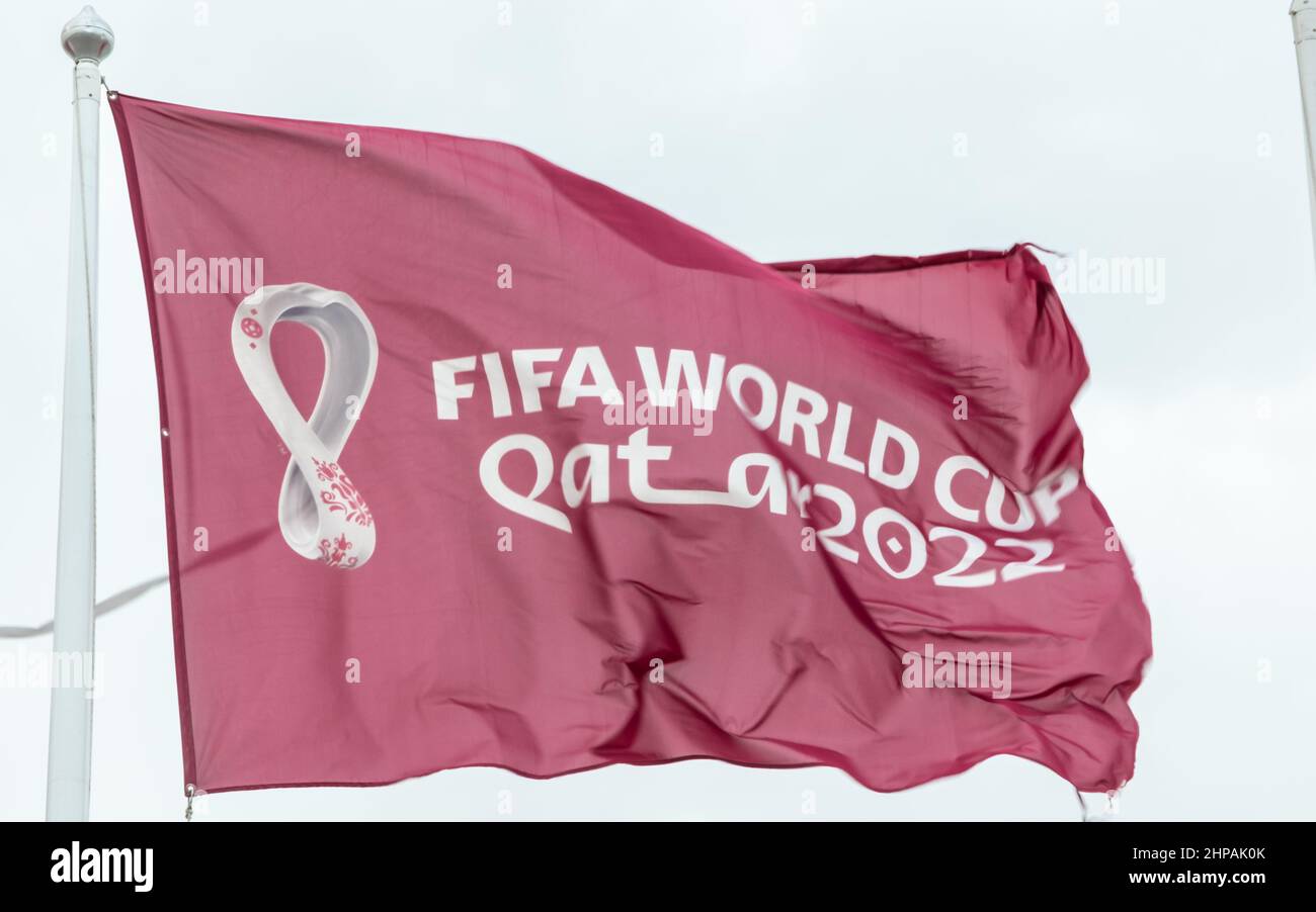 Doha, Qatar - Gennaio 15th 2022: Maroon FIFA World Cup Qatar 2022 bandiera volare nel cielo sopra Doha Foto Stock